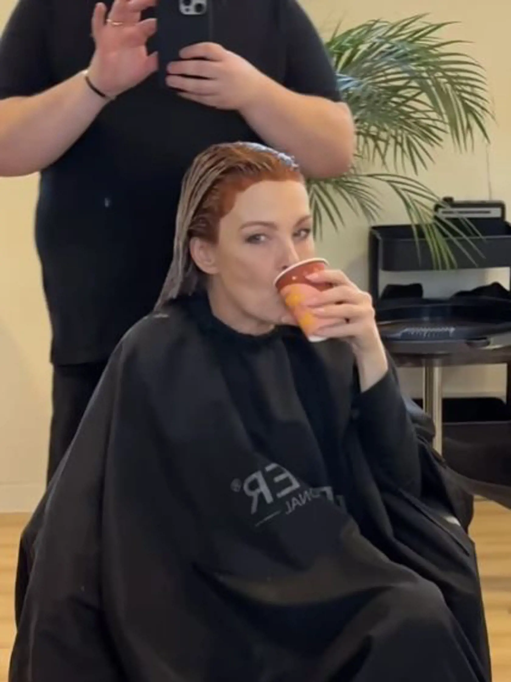 Herečka Elena Podzámska u svojho dvorného kaderníka.