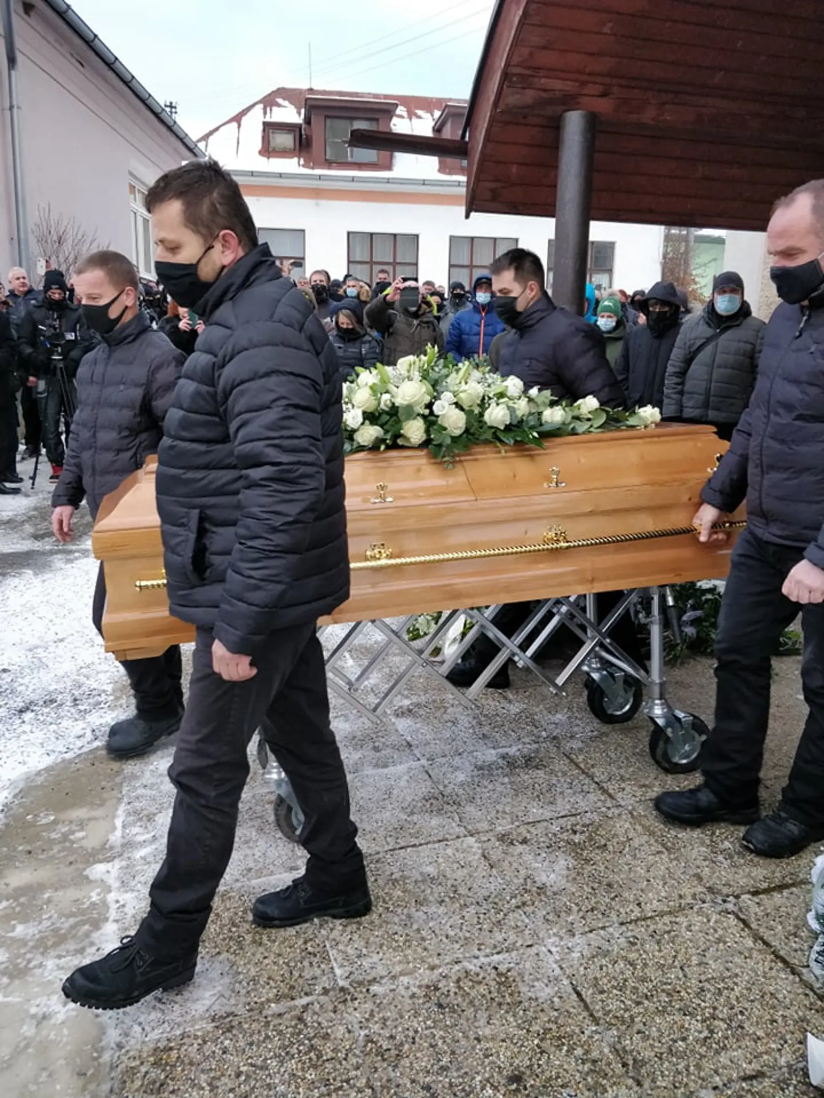 Hostia a najbližšia rodina opúšťajú smútočný obrad Milana Lučanského.