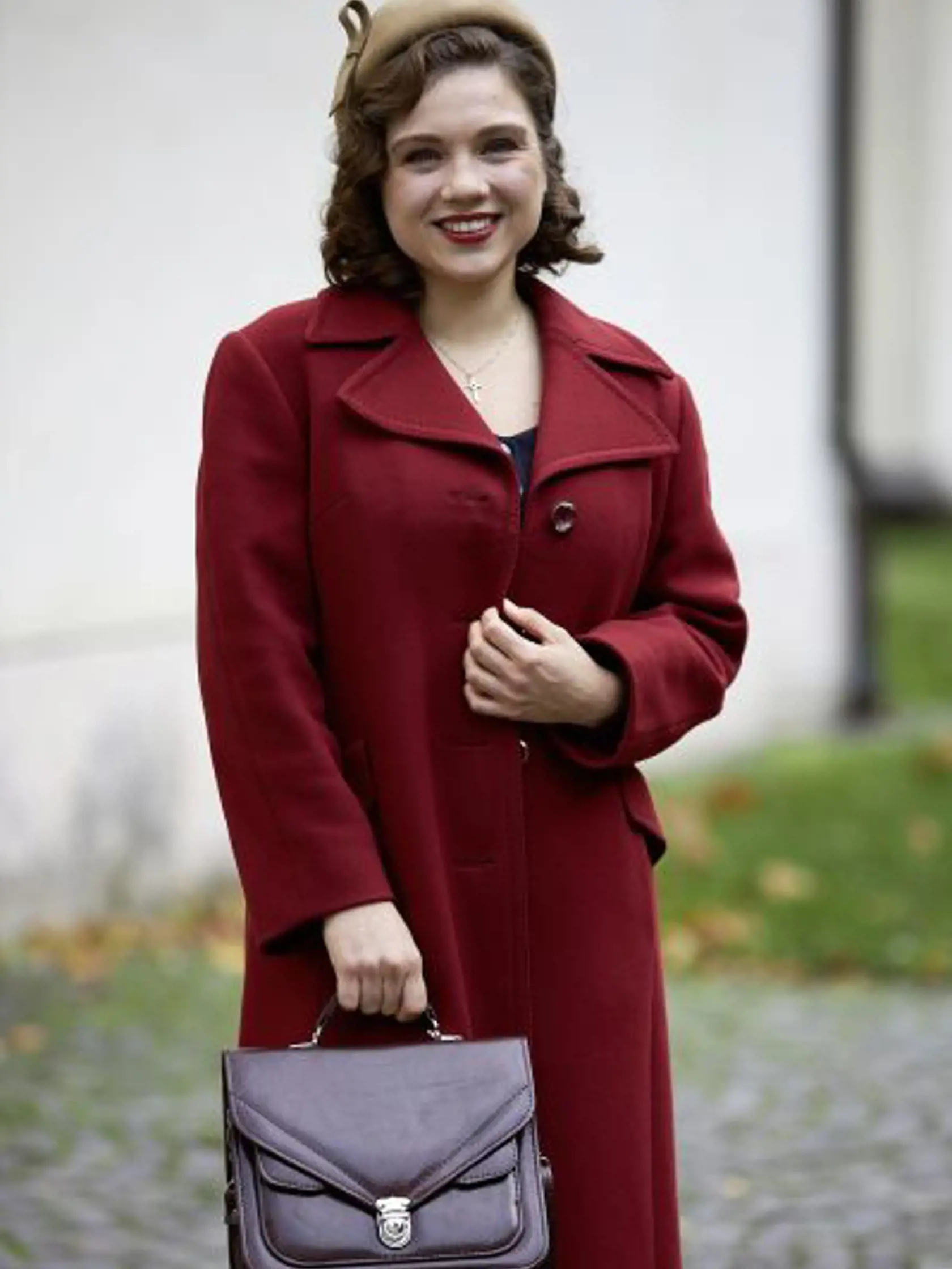 Lesana Krausková ako Alenka v seriáli Dunaj k vašim službám
