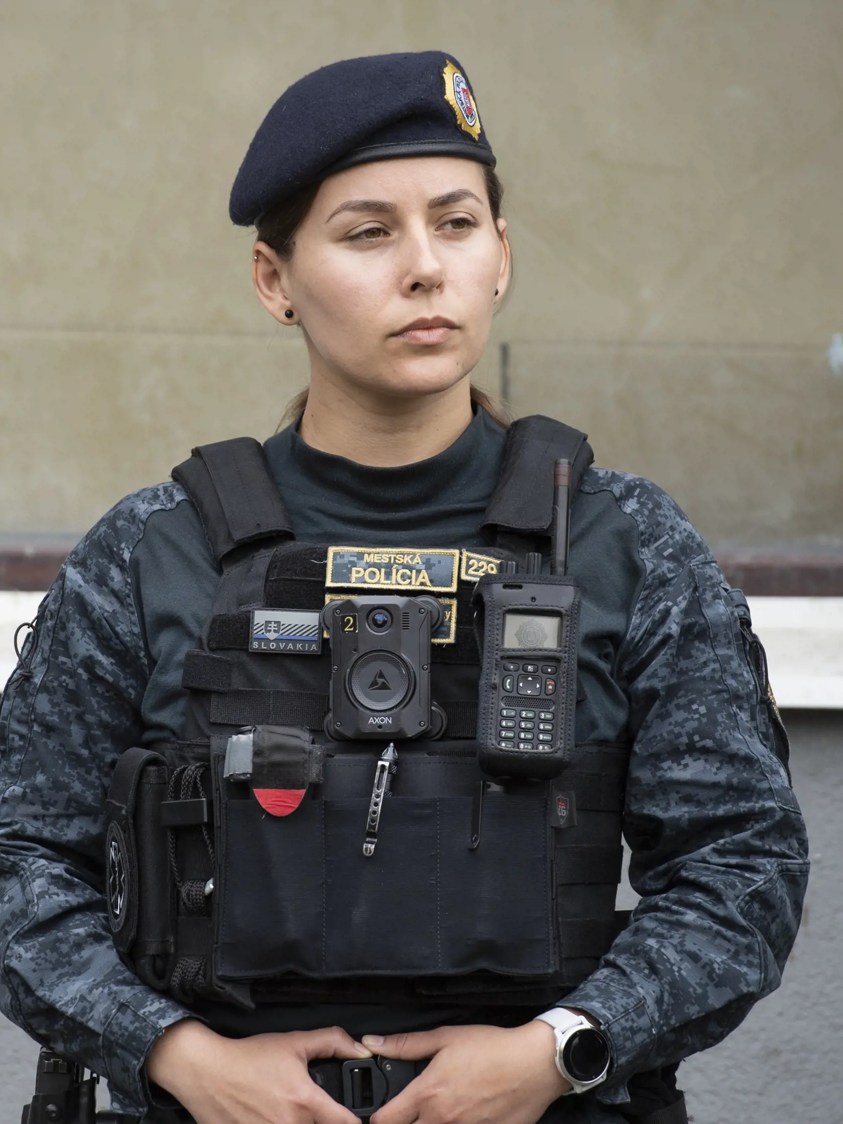 Na snímke mestská policajtka hlavného mesta SR Bratislava pózuje s telovou kamerou, ktorú predstavili počas tlačovej konferencie v Bratislave v utorok 2. mája 2023. Mestská polícia Bratislava využíva telové kamery od marca tohto roka. FOTO TASR - Pavel Neubauer


