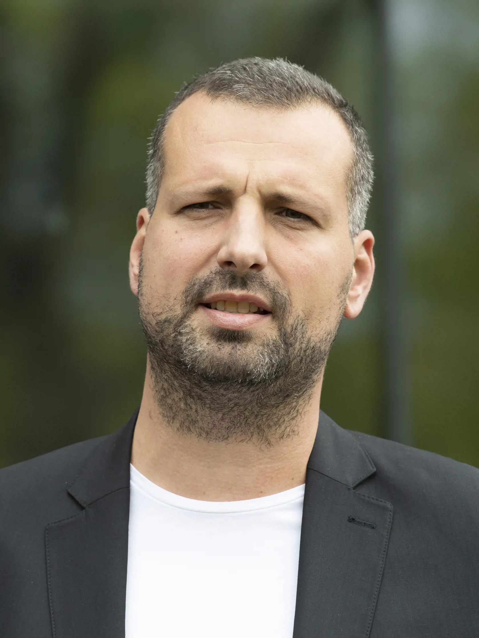 Na snímke starosta Podunajských Biskupíc Roman Lamoš počas tlačovej konferencie Mestskej polície hlavného mesta SR Bratislavy v Bratislave v utorok 2. mája 2023. Na tlačovke predstavili telové kamery, ktoré využíva Mestská polícia Bratislava od marca tohto roka. FOTO TASR - Pavel Neubauer


