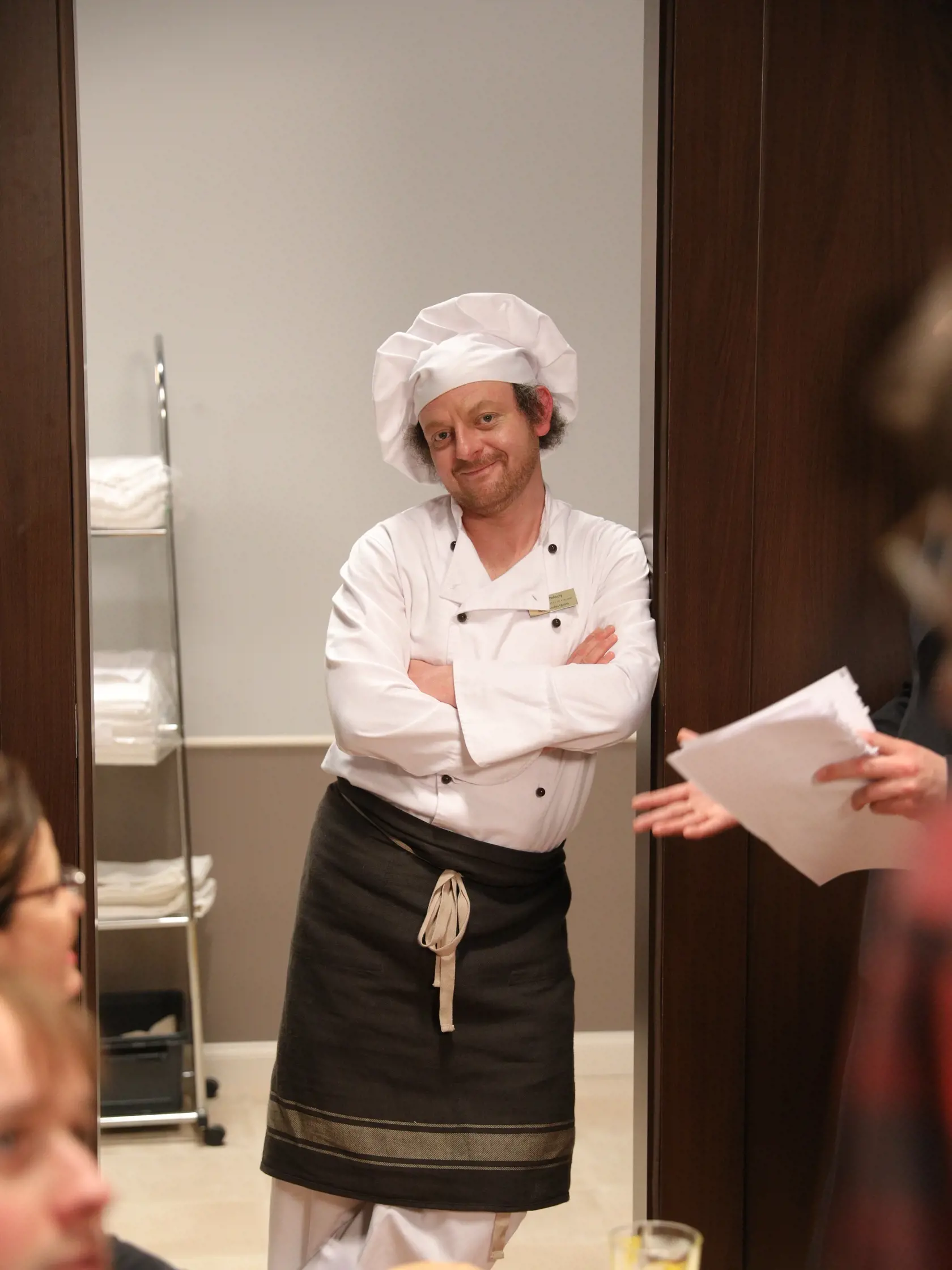 Karol „Chef“ Pokorný alias Ľubo Kostelný. Herca poznáme z viacerých seriálov a vnímame ho skôr ako herca, ktorý dokáže divákom vyčarovať úsmev na tvári. V Delukse ho určite vyčaruje aj kučeravými vlasmi, ktoré mu v maskérni dorobili. A veru, vlasmi nešetrili.