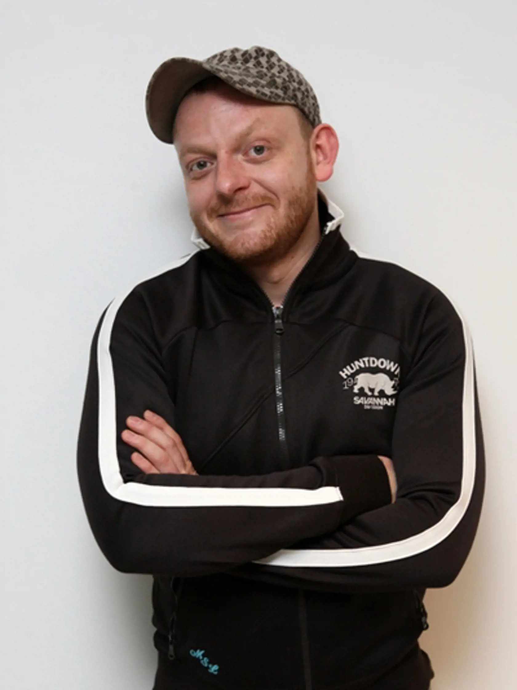 Karol „Chef“ Pokorný alias Ľubo Kostelný. Herca poznáme z viacerých seriálov a vnímame ho skôr ako herca, ktorý dokáže divákom vyčarovať úsmev na tvári. V Delukse ho určite vyčaruje aj kučeravými vlasmi, ktoré mu v maskérni dorobili. A veru, vlasmi nešetrili.