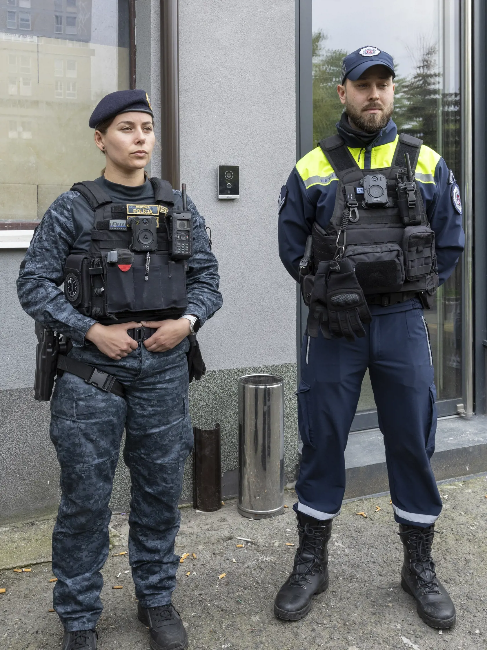 Mestská polícia v Bratislave predstavila takzvané telové kamery, ktoré členom polície majú byť nápomocné pri objektívnom posudzovaní zásahu v teréne.