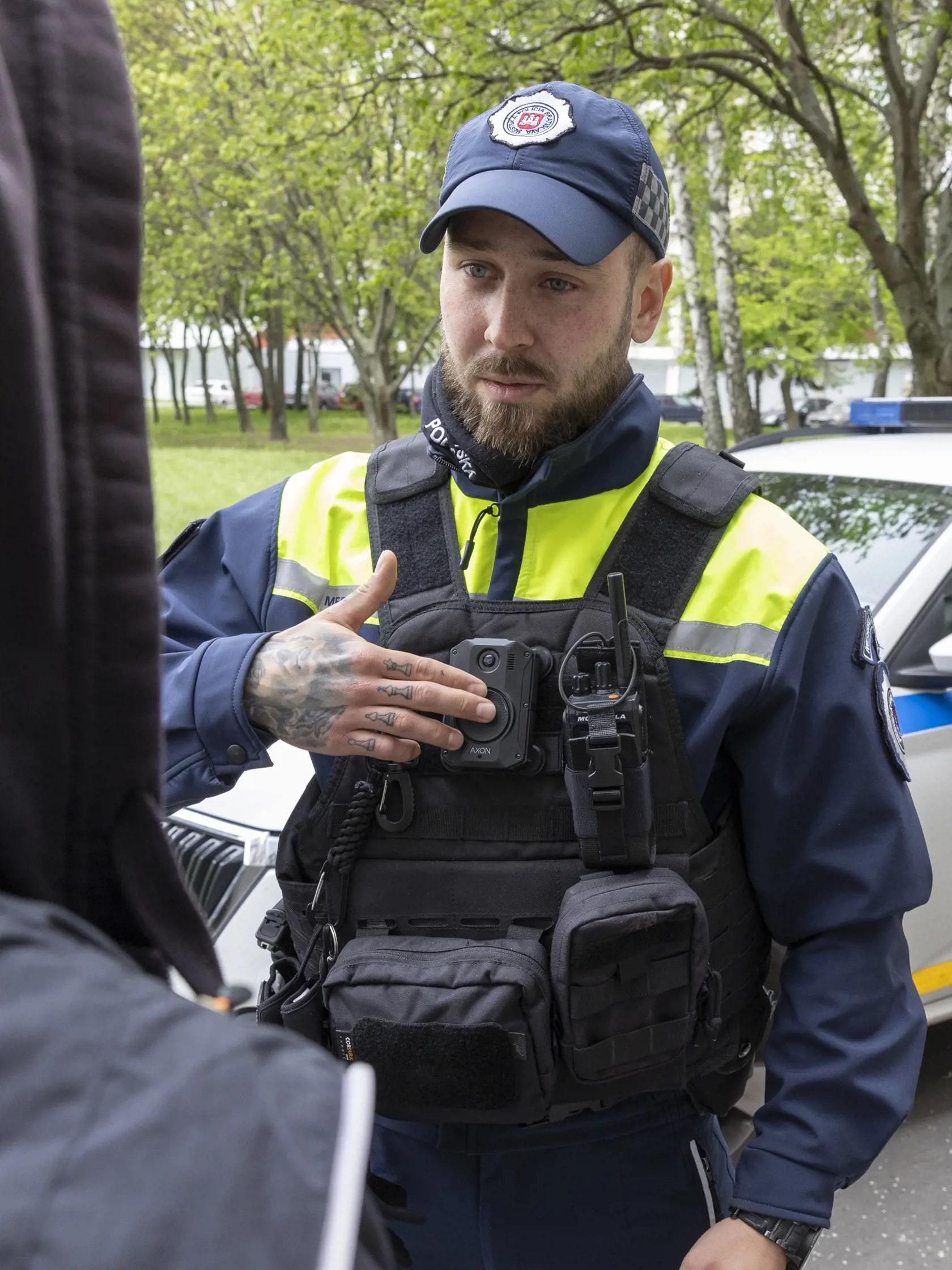 Mestská polícia v Bratislave predstavila takzvané telové kamery, ktoré členom polície majú byť nápomocné pri objektívnom posudzovaní zásahu v teréne.
