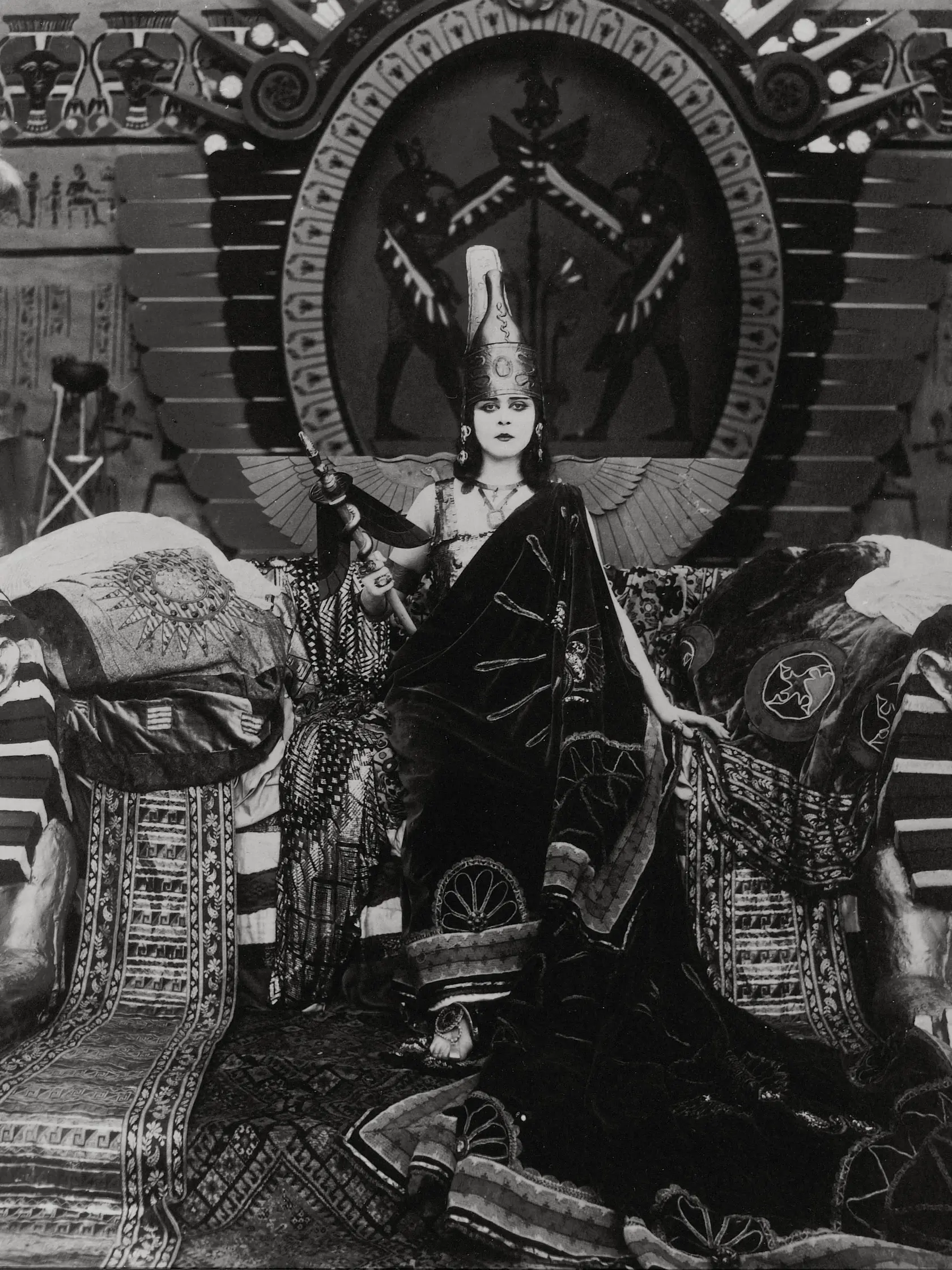 Herečka Theda Bara ako Kleopatra