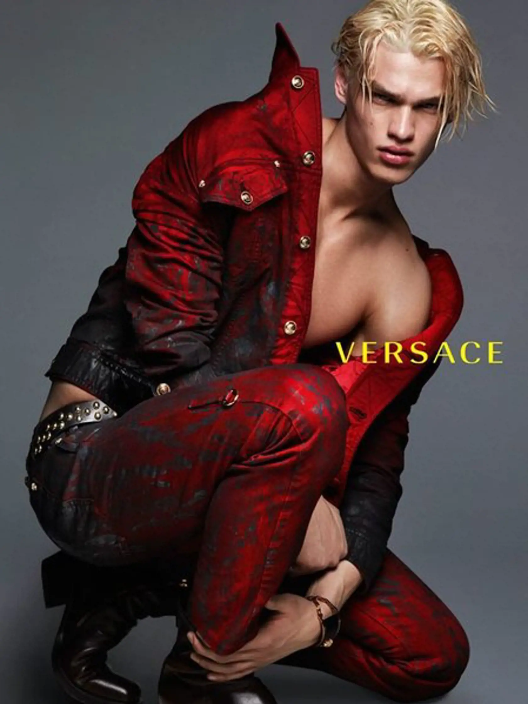 Filip Hrivňák v kampani Versace.