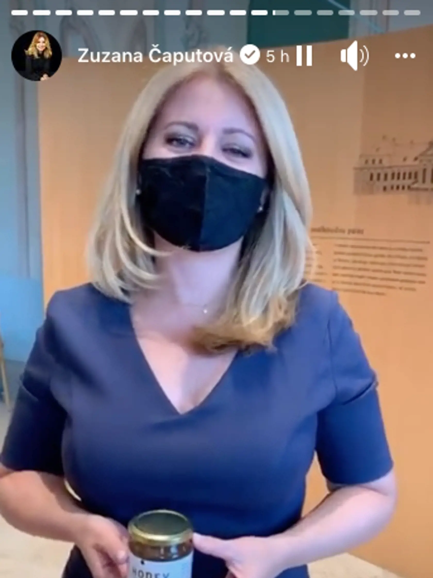 Po roku, odkedy sú v záhrade prezidentského paláca včely, pribudla aj nová včelia rodinka a takmer 50 kíl skvelého a kvalitného medu, pochválila sa Zuzana Čaputová.