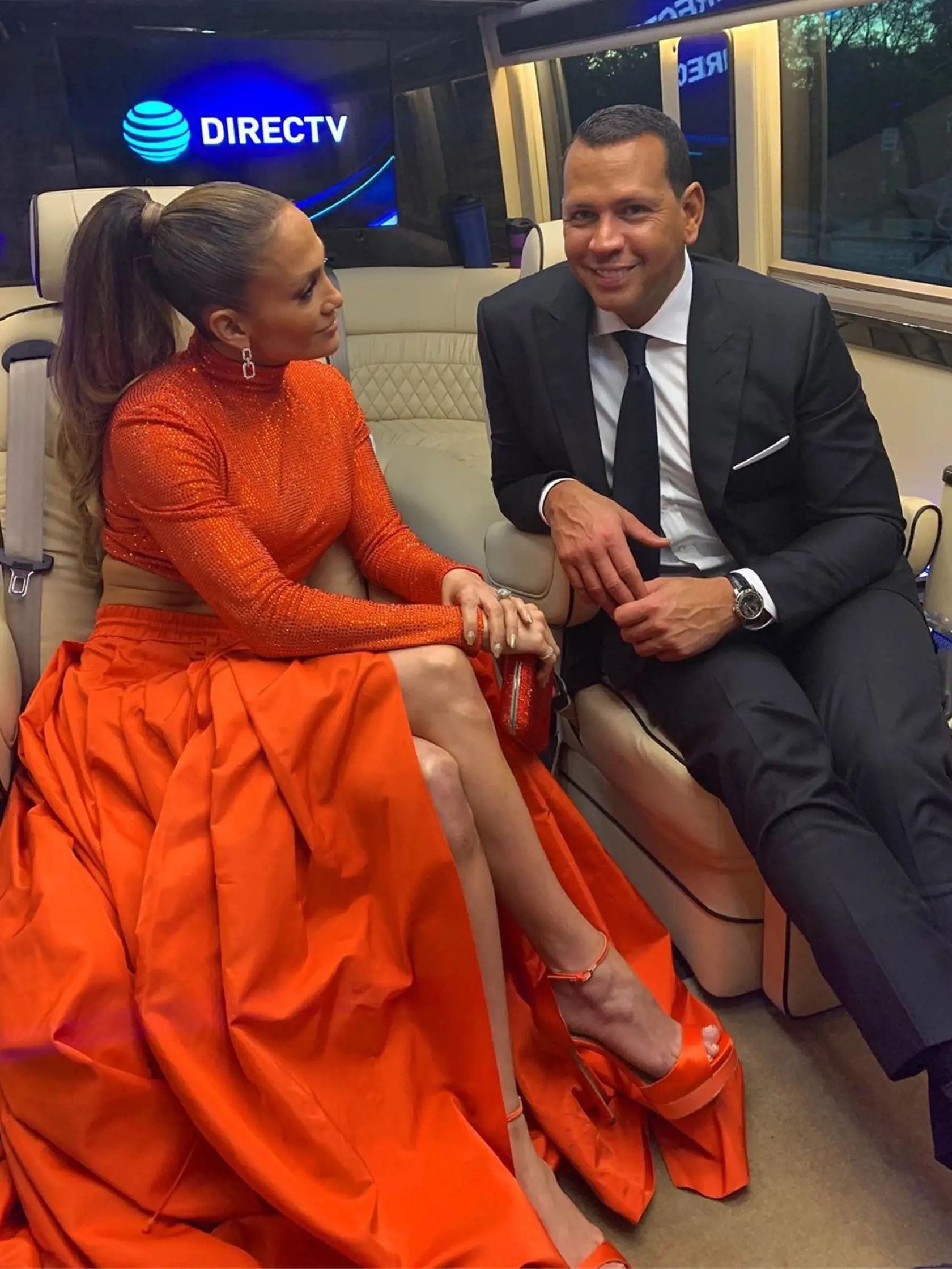 Jennifer Lopez a Alexa Rodrigueza spojila pred rokmi milá náhoda. Po tom, čo sa zúčastnili na rovnakej spoločenskej akcii, sa stretli na parkovisku, kde Alex hľadal svoje auto. Jennifer mu s hľadaním údajne pomohla a popri tom sa dobre porozprávali. Dnes sú už viac ako rok zasnúbení a všetko nasvedčuje tomu, že niekdajší vynikajúci bejzbalista bude štvrtým manželom latinskej popdivy.