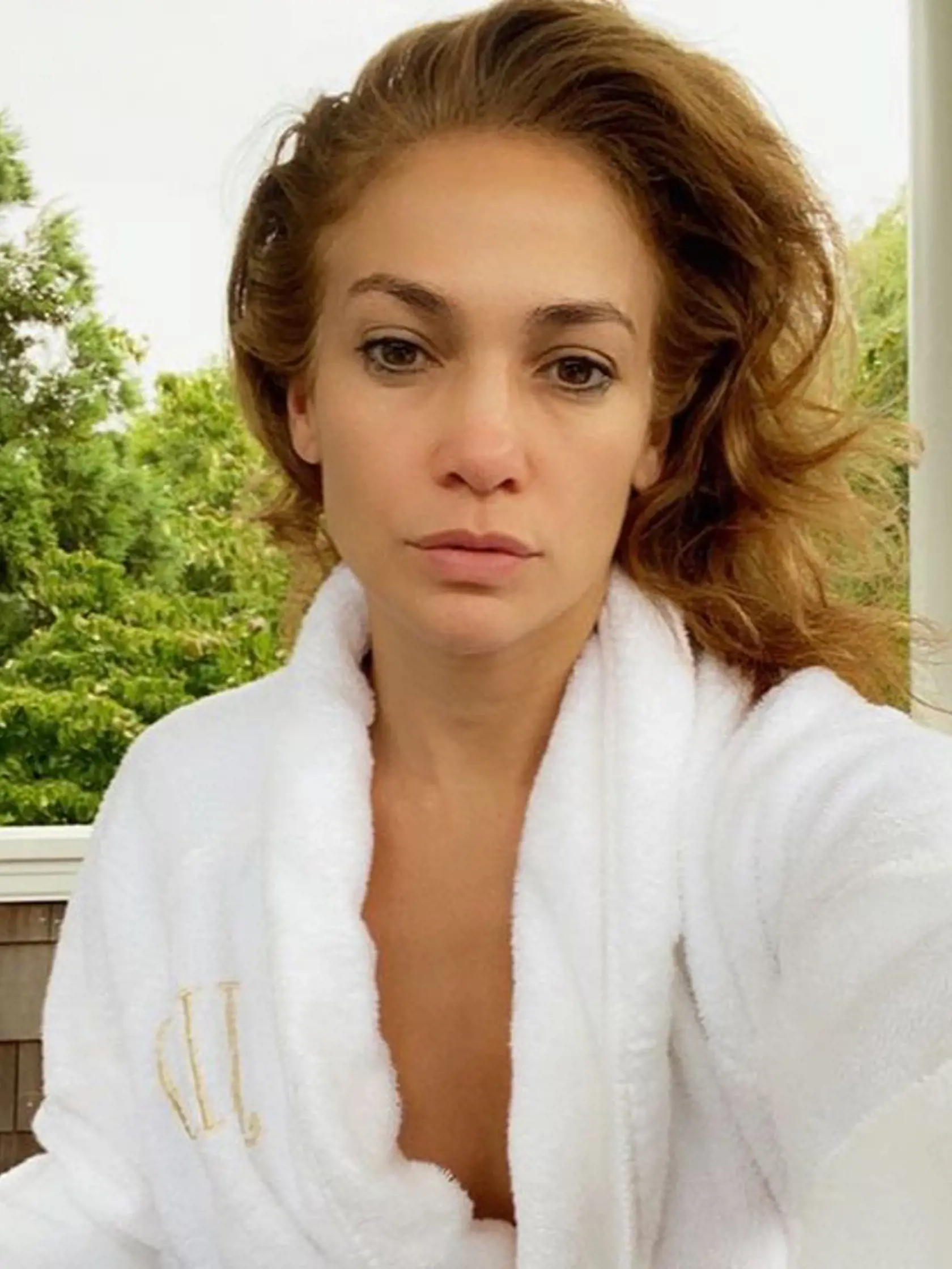 Jennifer zverejnila svoju selfie, na ktorej vidno, že sa nedávno zobudila. Fanúšikovia ju zaplavili komentármi. Nechápu, ako je možné, že vo svojich 51 rokoch vyzerá tak úžasne.