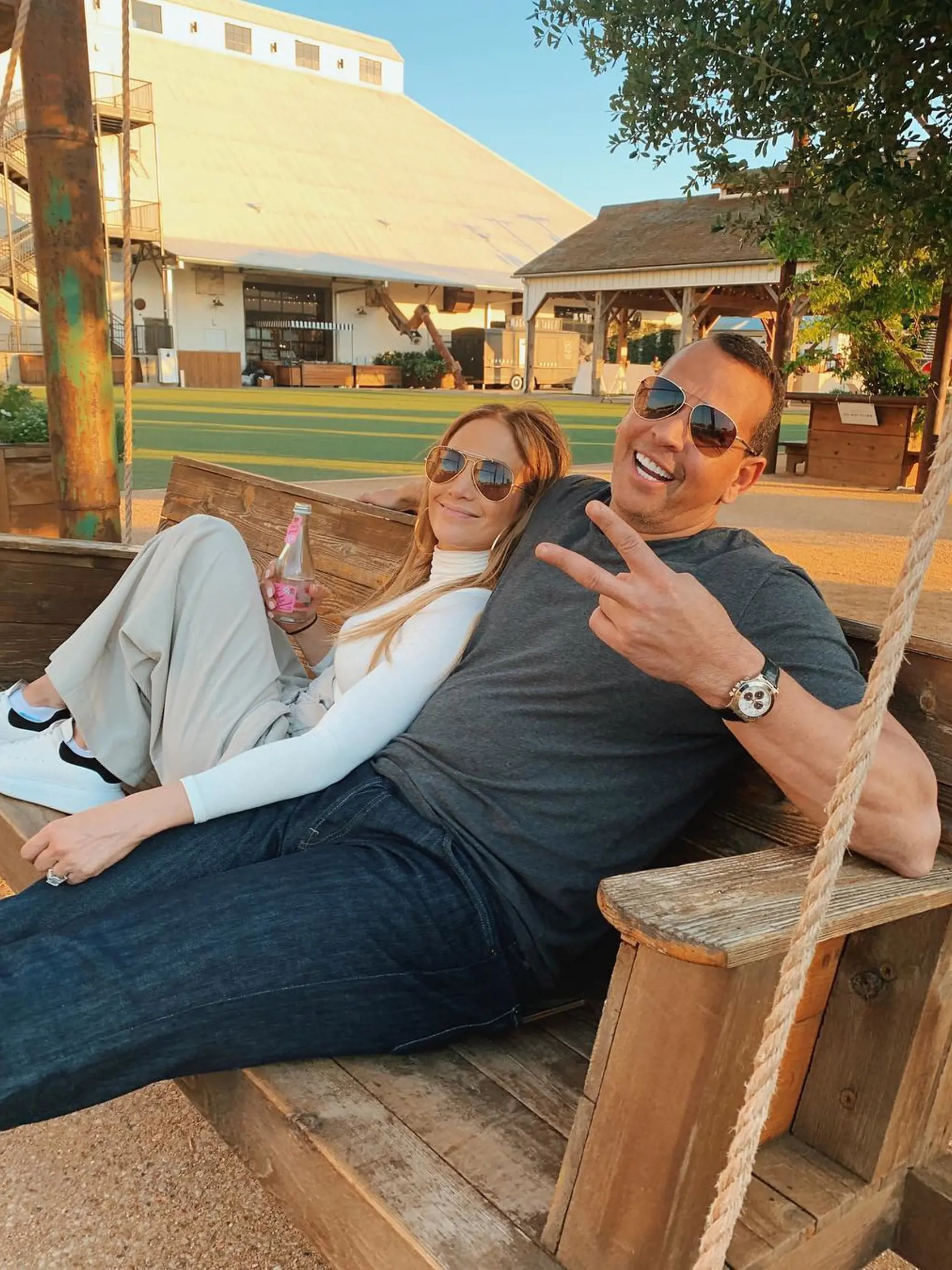 Jennifer Lopez a Alexa Rodrigueza spojila pred rokmi milá náhoda. Po tom, čo sa zúčastnili na rovnakej spoločenskej akcii, sa stretli na parkovisku, kde Alex hľadal svoje auto. Jennifer mu s hľadaním údajne pomohla a popri tom sa dobre porozprávali. Dnes sú už viac ako rok zasnúbení a všetko nasvedčuje tomu, že niekdajší vynikajúci bejzbalista bude štvrtým manželom latinskej popdivy.