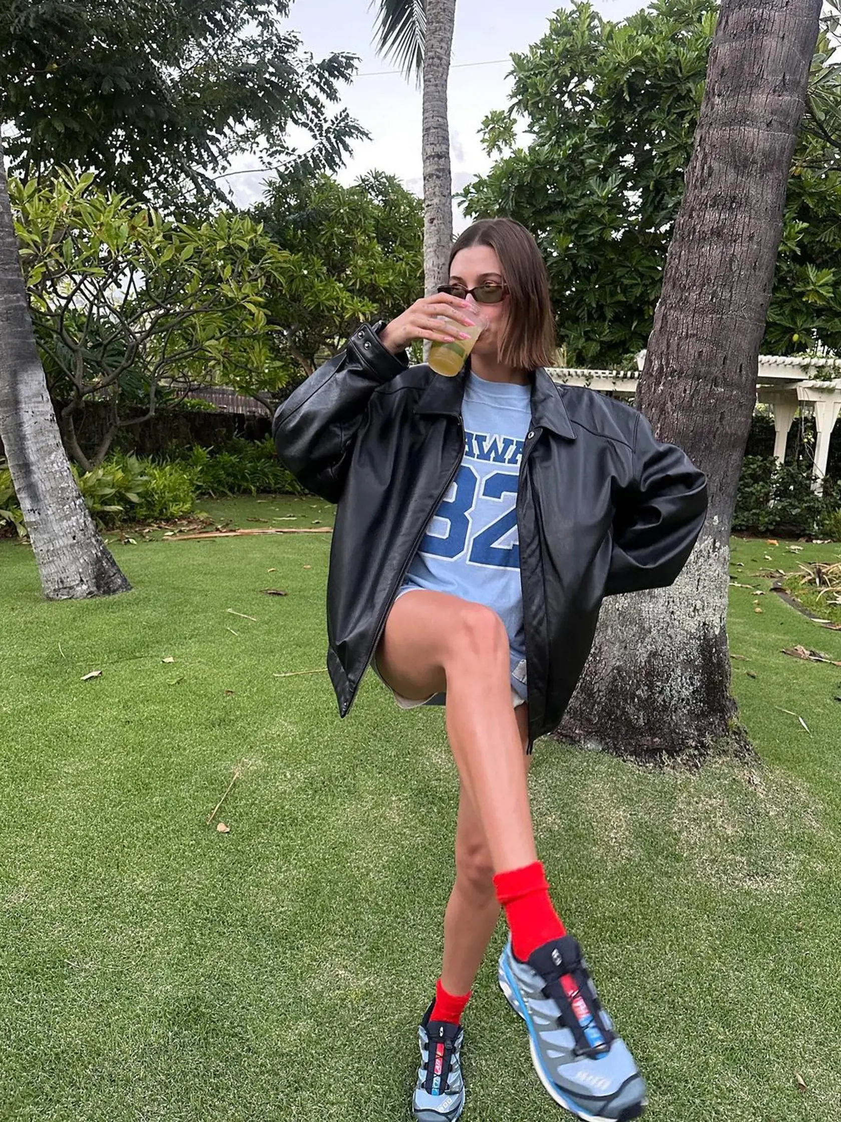 Hailey Bieber v ponožkách, tie sa nosia už do každého druhu obuvi.
