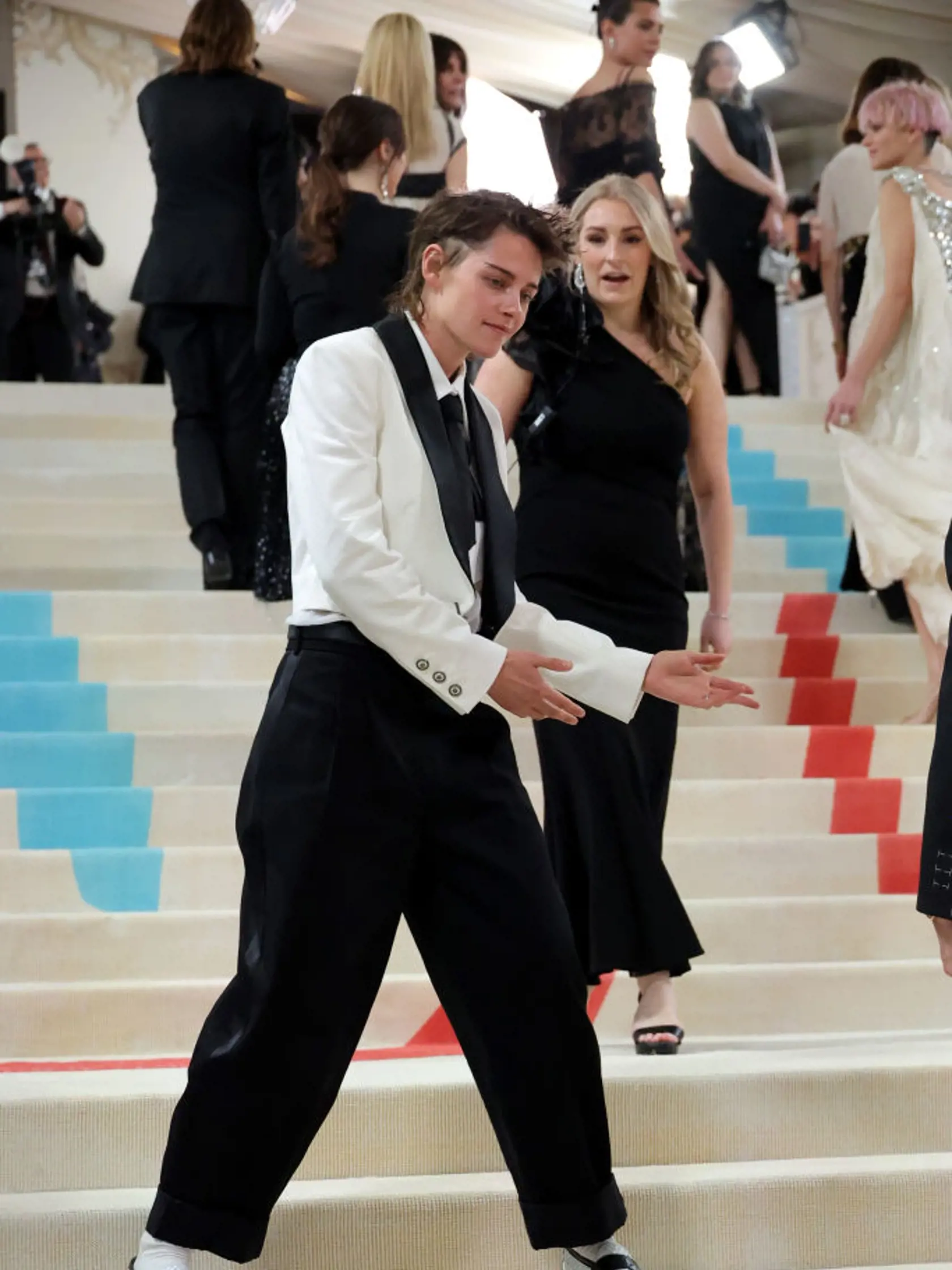 Kristen Stewart na Met Gala v obleku od Karla Lagerfelda