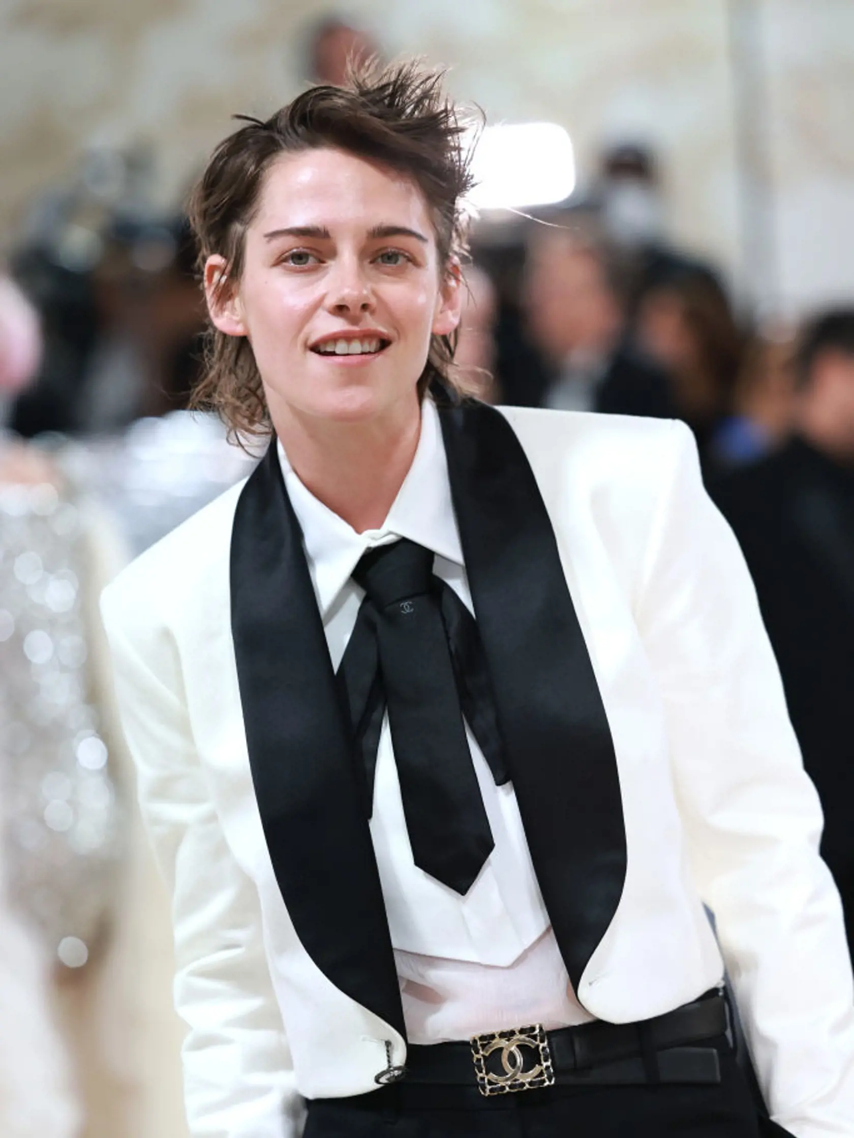 Kristen Stewart na Met Gala v obleku od Karla Lagerfelda