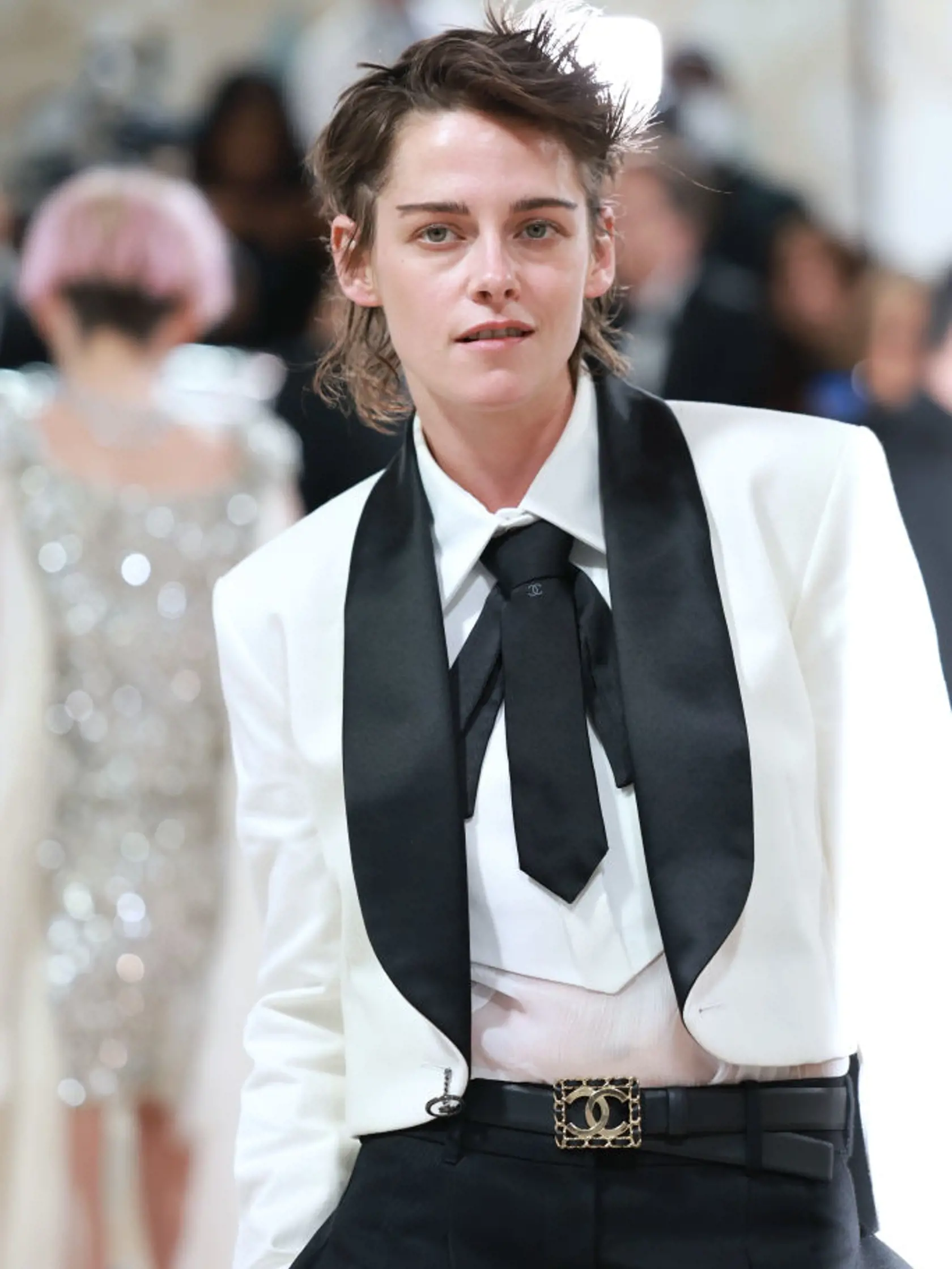 Kristen Stewart na Met Gala v obleku od Karla Lagerfelda