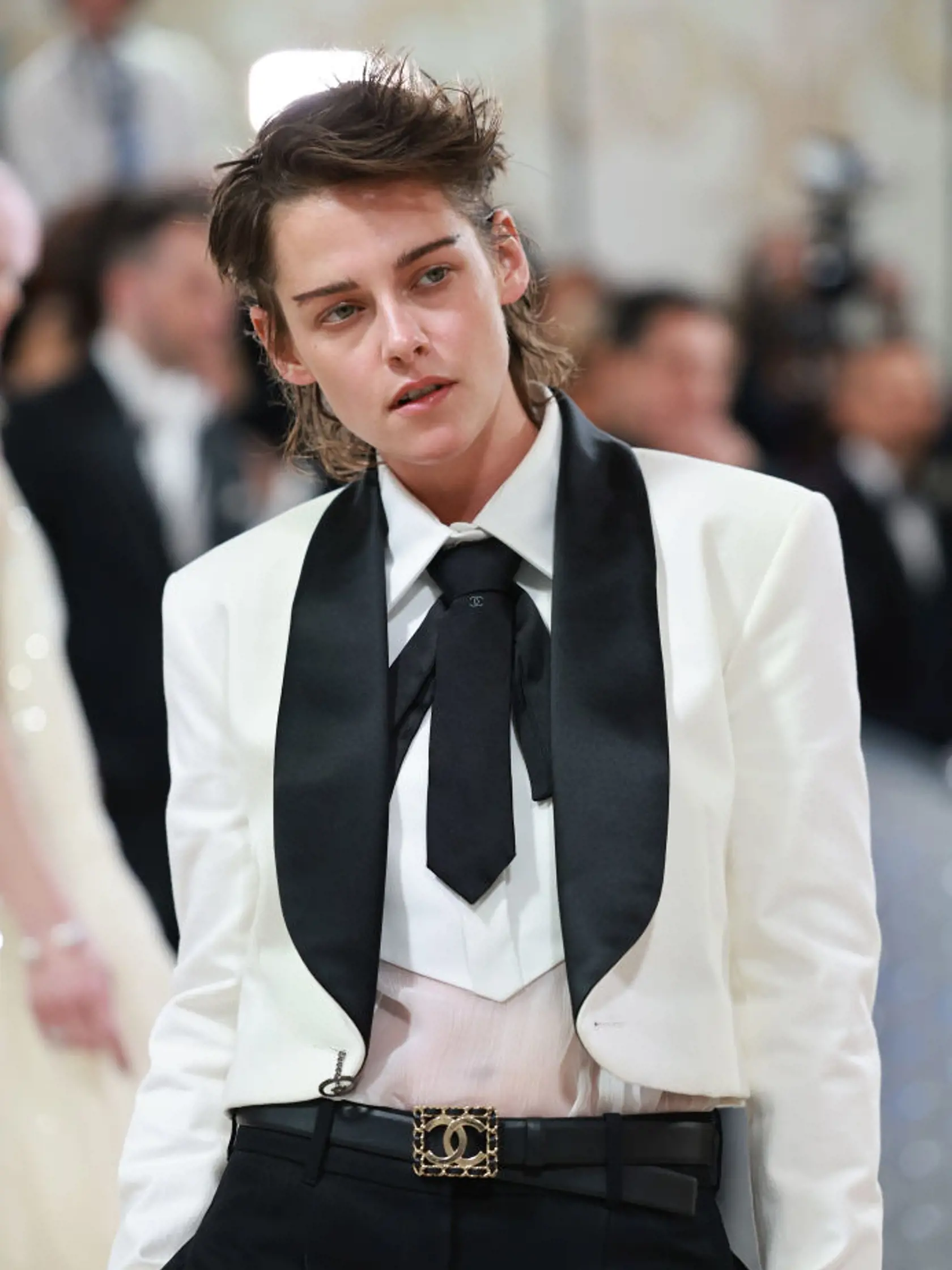 Kristen Stewart na Met Gala v obleku od Karla Lagerfelda