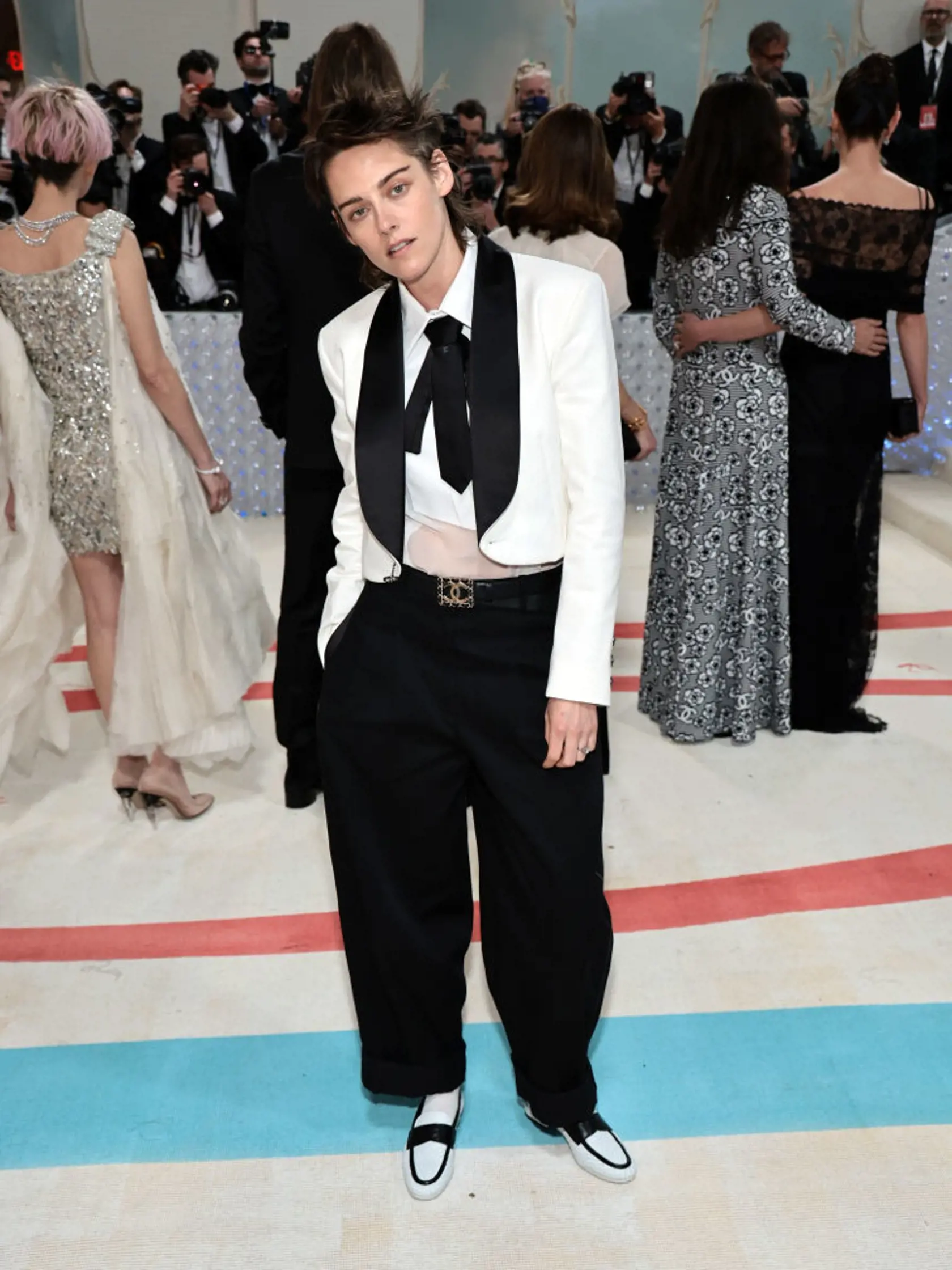 Kristen Stewart na Met Gala v obleku od Karla Lagerfelda