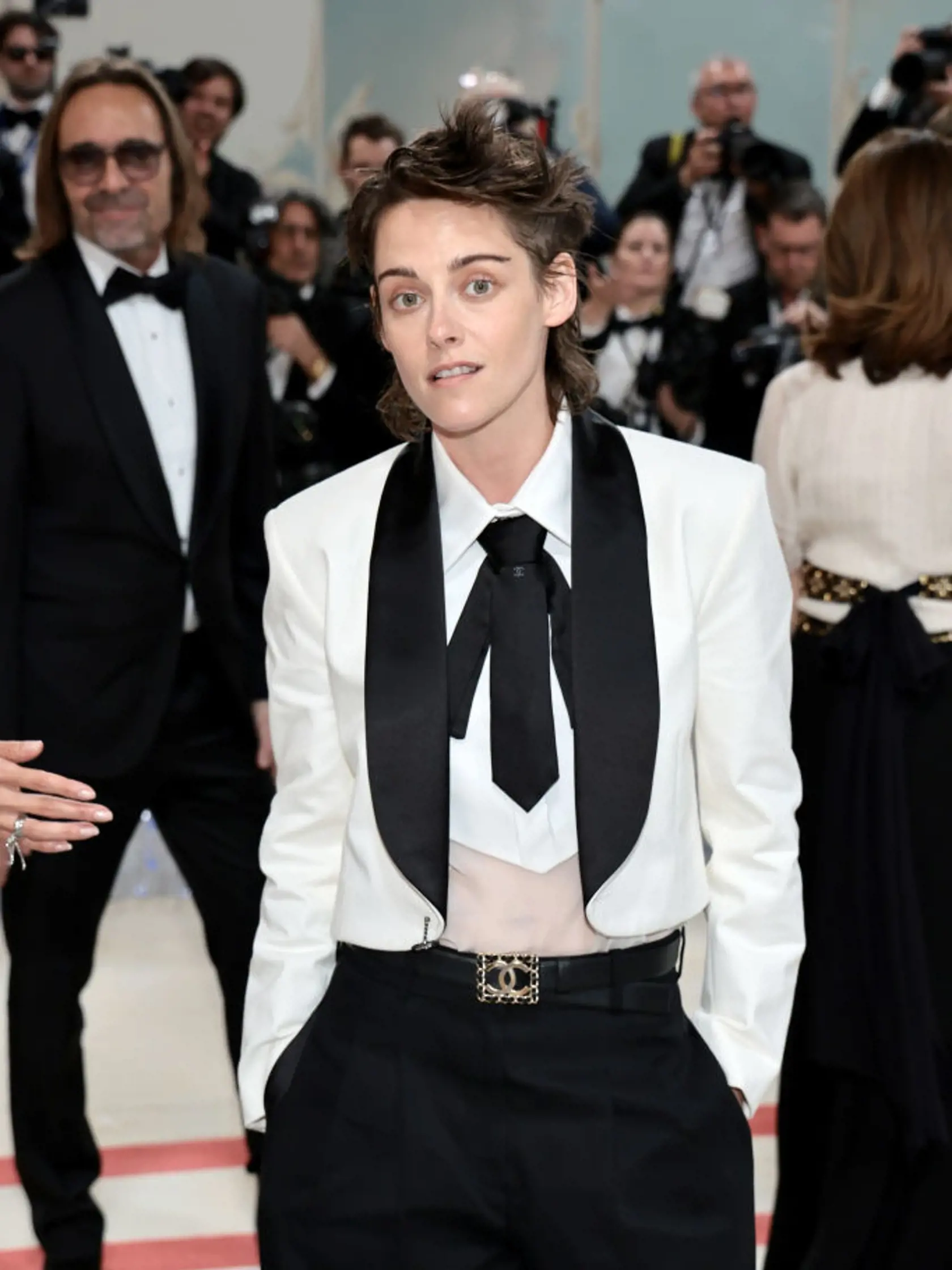 Kristen Stewart na Met Gala v obleku od Karla Lagerfelda
