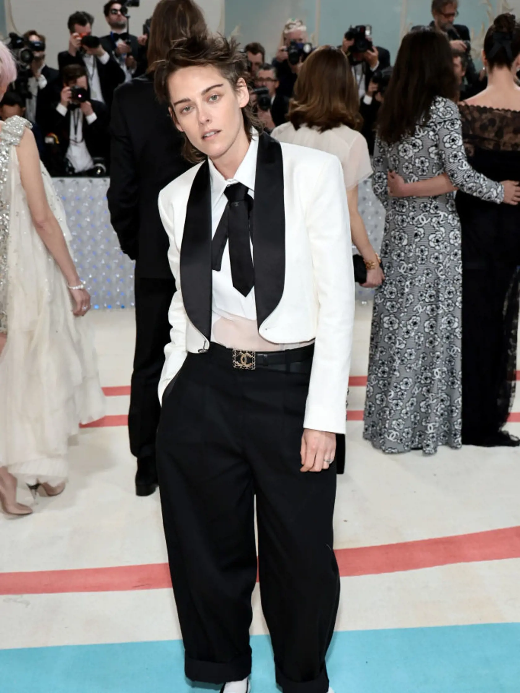 Kristen Stewart na Met Gala v obleku od Karla Lagerfelda