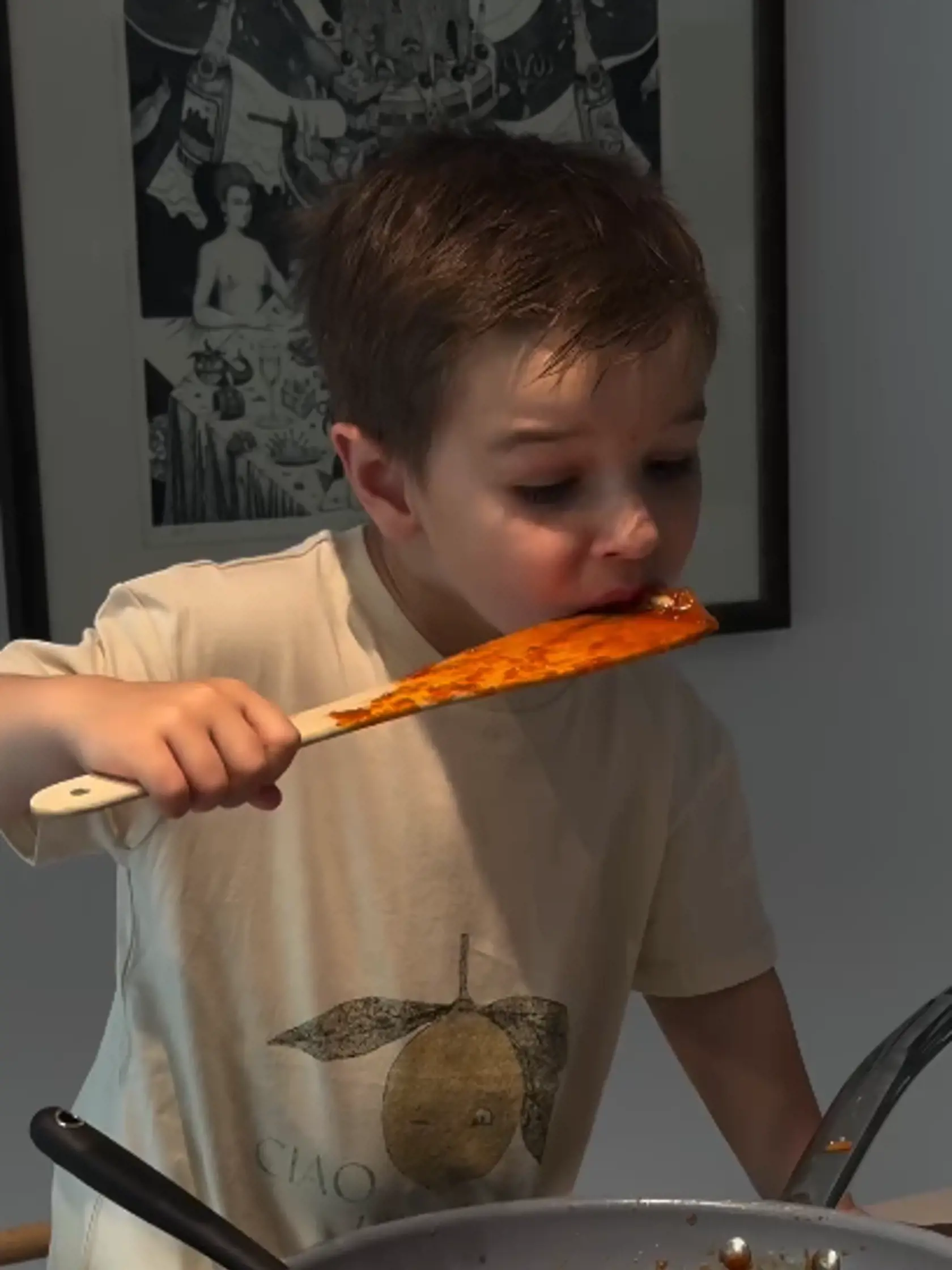 Jakubko sa v kuchyni pohyboval ako skúsený kuchár.