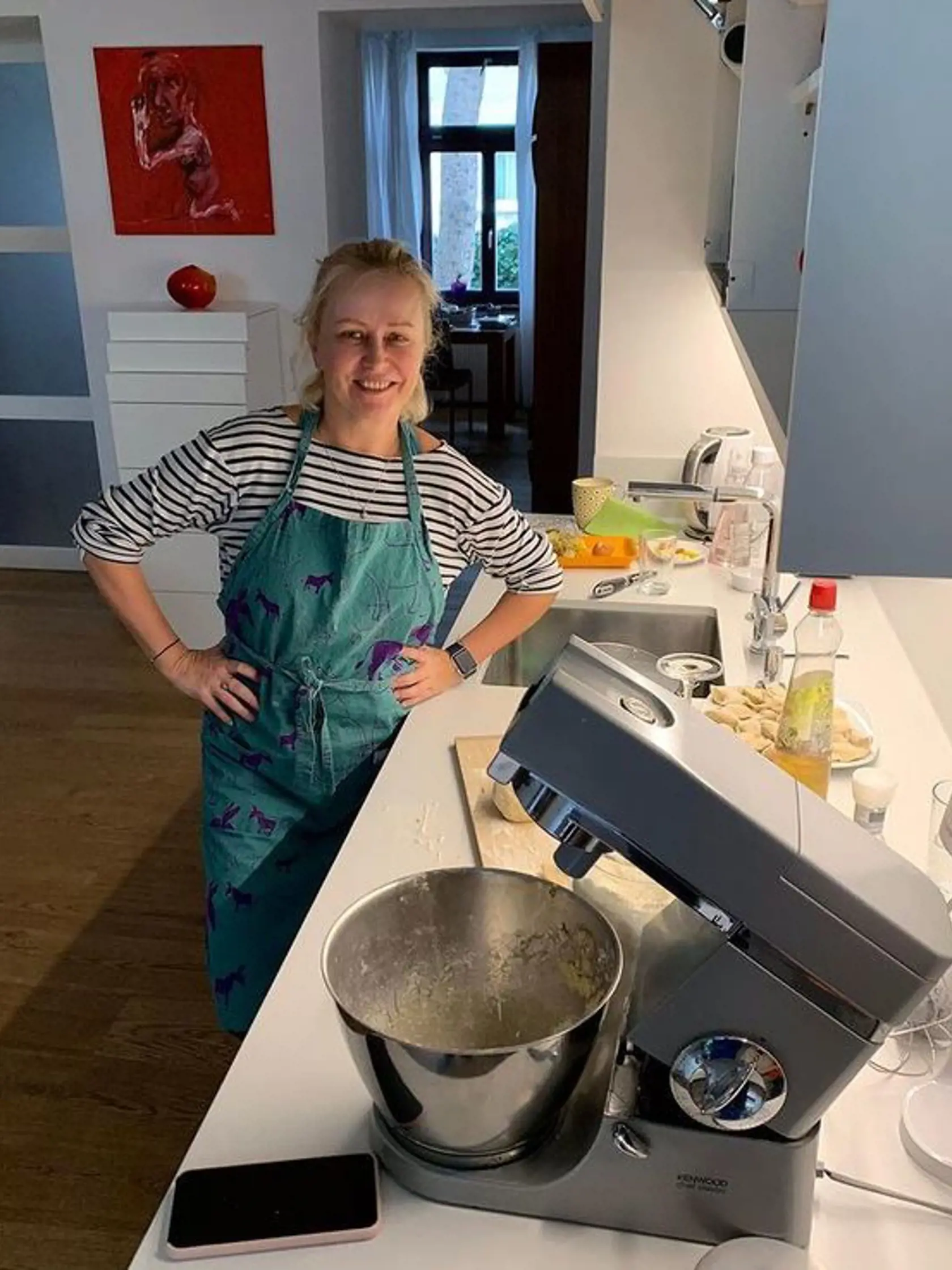 Kuchyňa Michaely Čobejovej je kombináciou bielej farby a svetlého dreva.