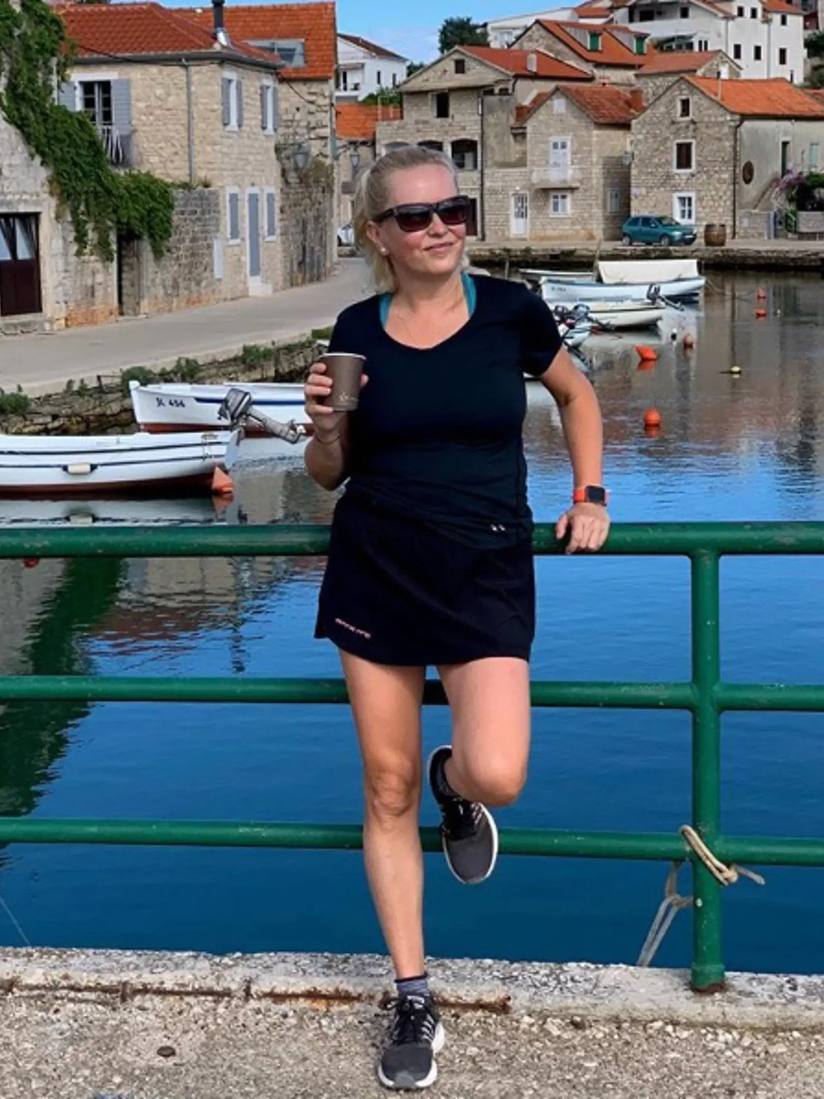 ,,Môj ranný hvarský tréningový plán splnený. 7 krásnych km popri mori a zaslúžená káva! Heslo: Mám 50 ale bojujem!:)))" Napísala Michaela Čobejová pod túto fotku na Instagrame.