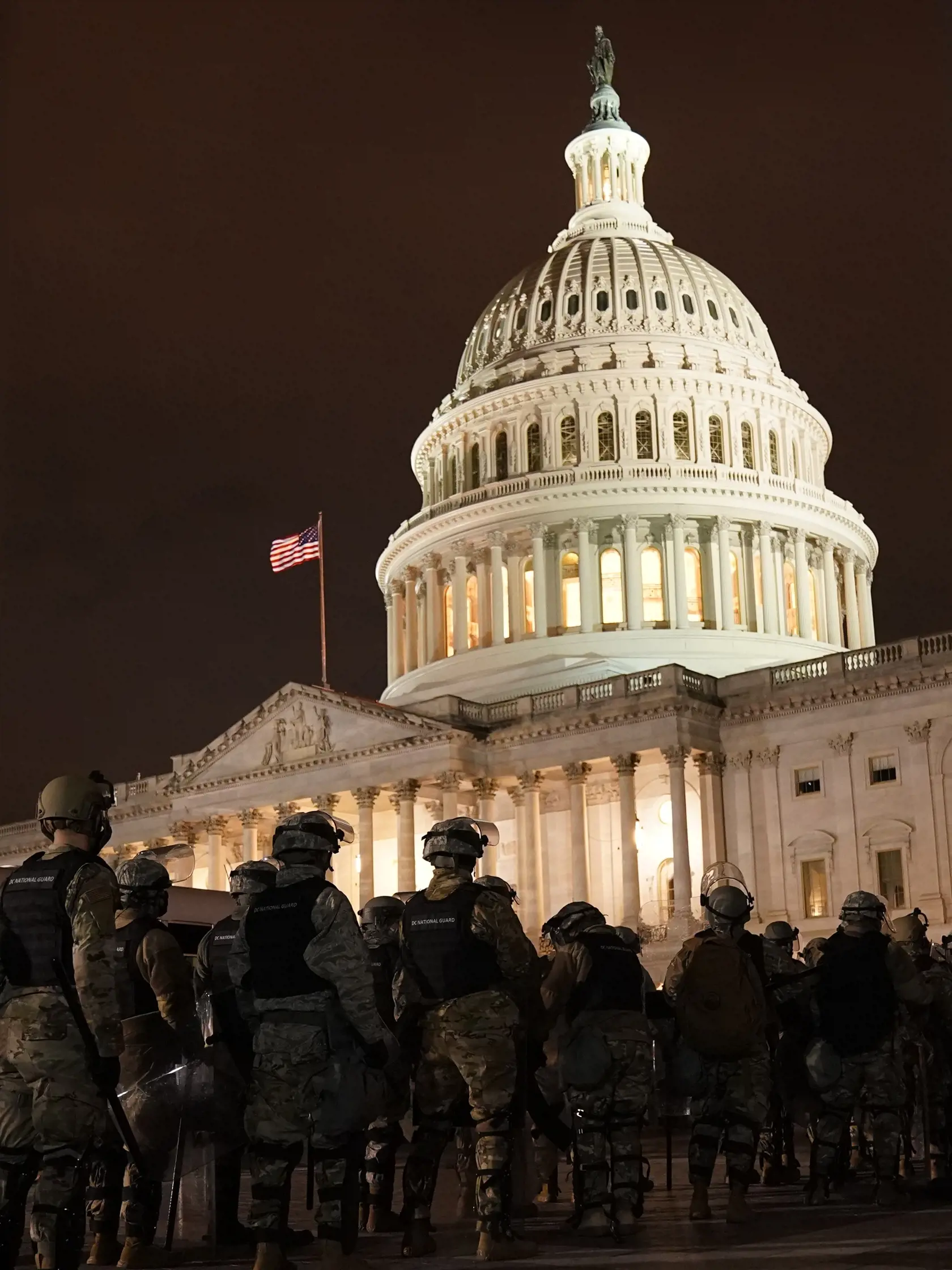KK24 Washington - Na snímke príslušníci Národnej gardy sa zhromažďujú pred budovou Kapitolu vo Washingtone 6. januára 2021. Americké ministerstvo obrany (Pentagón) v stredu oznámilo, že nasadilo približne 1100 príslušníkov Národnej gardy do ulíc metropoly Washington, aby pomohli ukončiť protesty pred budovou Kapitolu. Starostka Washingtonu Muriel Bowserová stanovila zákaz vychádzania od 18.00 h miestneho času (štvrtok 0.00 h SEČ) do štvrtka 6.00 h (12.00 h SEČ). Reagovala tak na napätú situáciu 