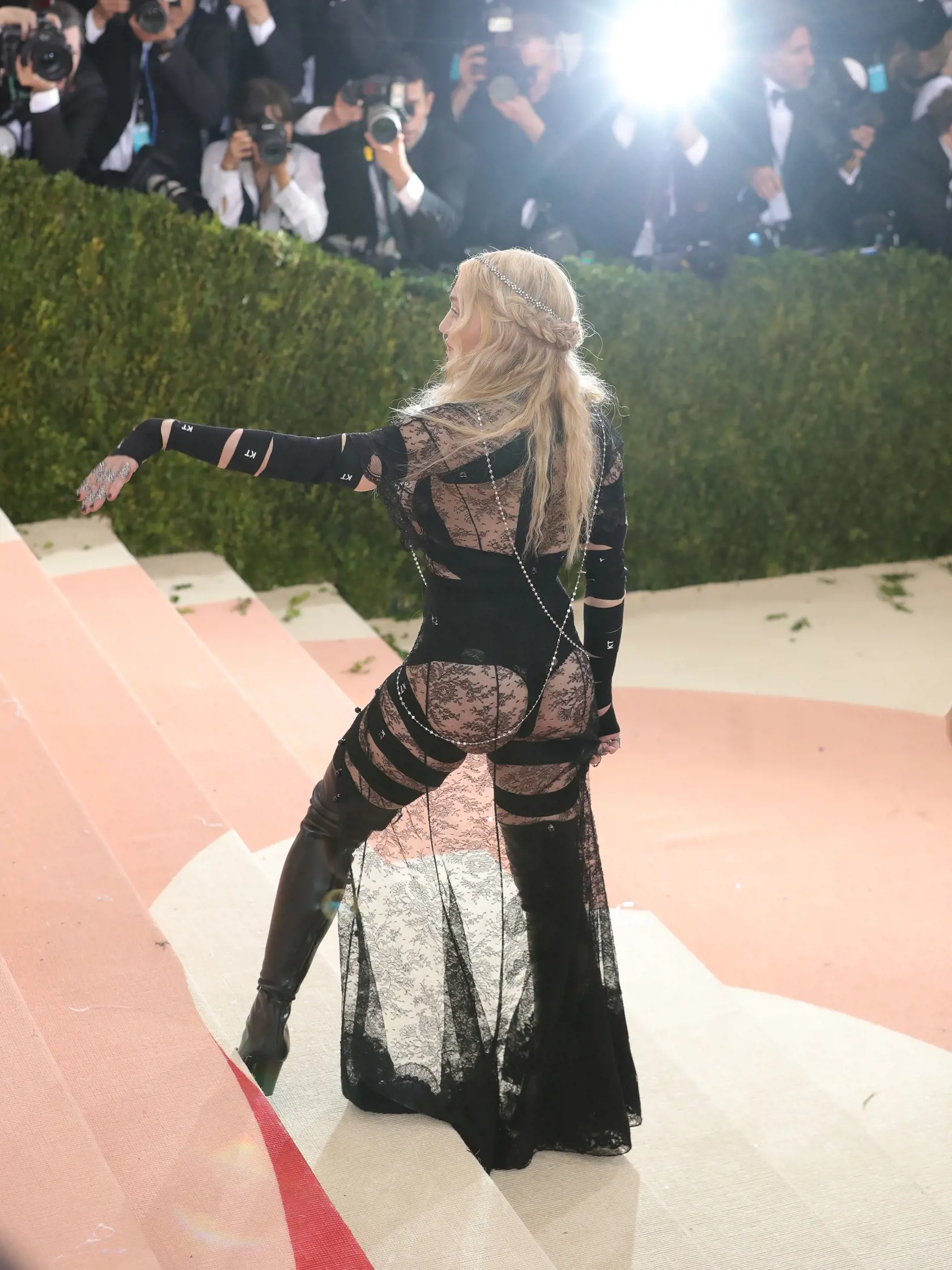 Čo tam po veku, hovorí si zrejme Madonna a vystrkuje takmer holý zadok na fanúšikov ako keby mala dvadsať rokov.
