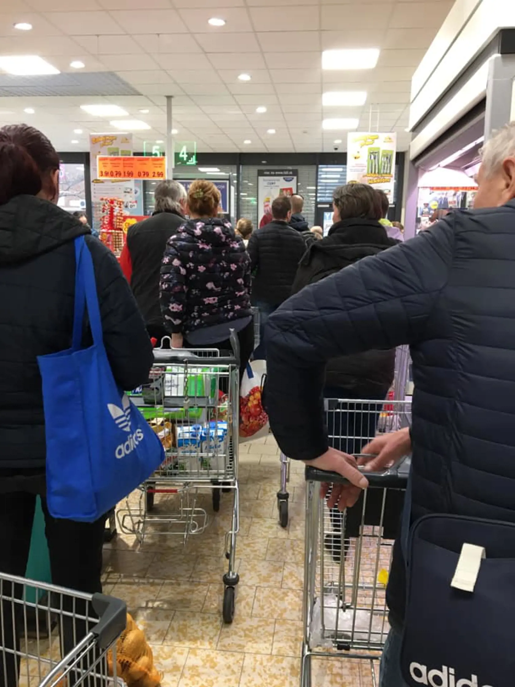 Ľudia sa z obáv pre nedostatok potravín či karantény vo veľkom zásobovali aj na začiatku pandémie.