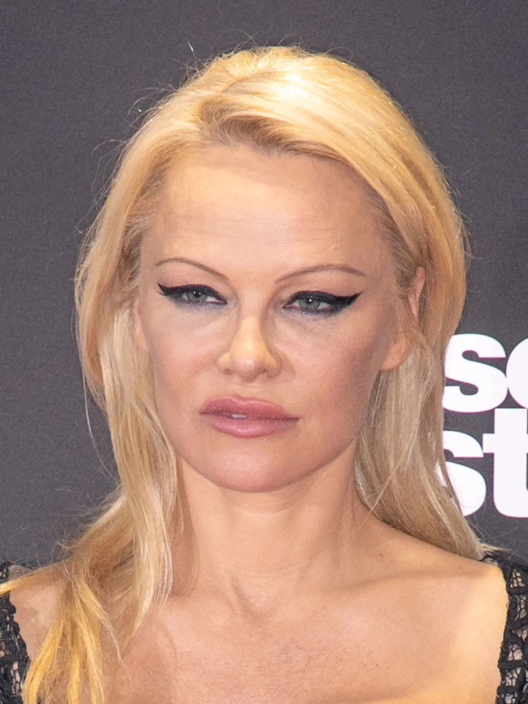 PARIS, FRANCE - SEPTEMBER 11:  Actress Pamela Anderson attends the 'Danse Avec Les Stars' photocall at TF1 TV studios on September 11, 2018 in Paris, France.  (Photo by Marc Piasecki/Getty Images)