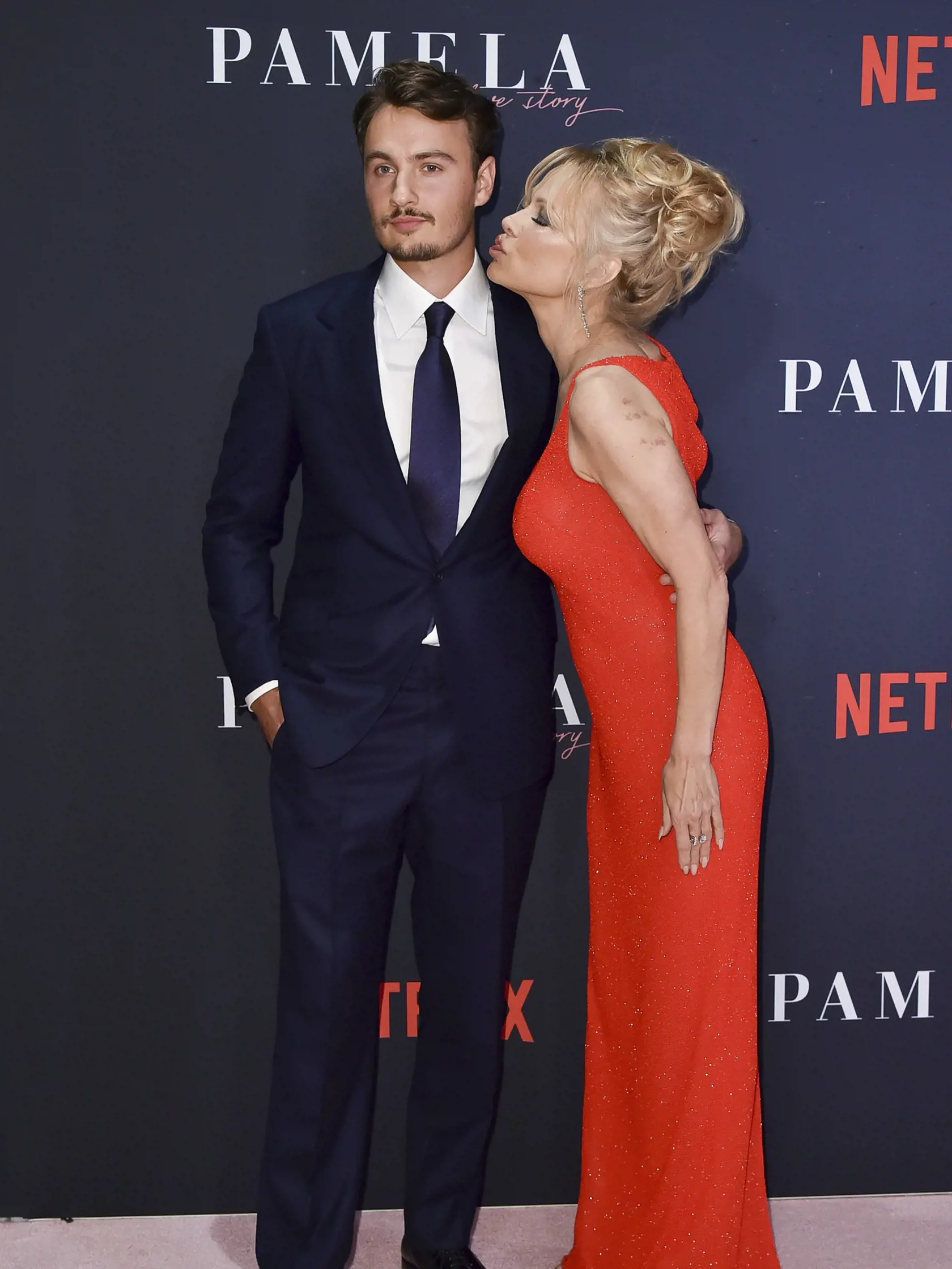 EBE 10 Los Angeles - Na snímke vpravo kanadsko-americká herečka a modelka Pamela Andersonová  a jej syn Brandon Thomas Lee prichádzajú na svetovú premiéru životopisného filmu Pamela, a love story v divadle Tudum v Los Angeles v noci na 31. januára 2023. FOTO TASR/AP
 
Brandon Thomas Lee, from left, and Pamela Anderson arrives at the world premiere of "Pamela, a love story" on Monday, Jan. 30, 2023, at the Tudum Theater in Los Angeles. (Photo by Richard Shotwell/Invision/AP)