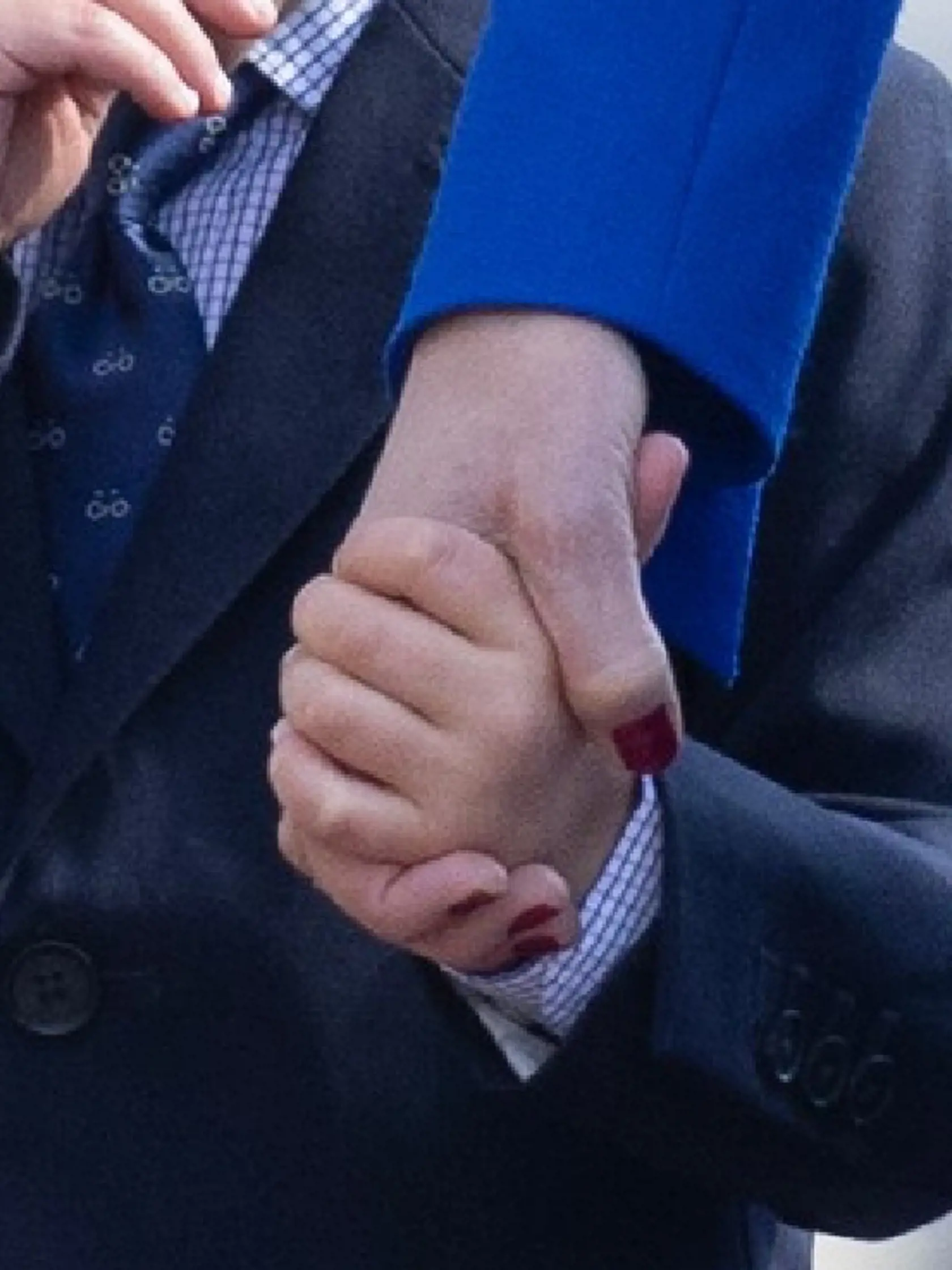 Princezná Kate prekvapila červeným lakom na nechtoch.