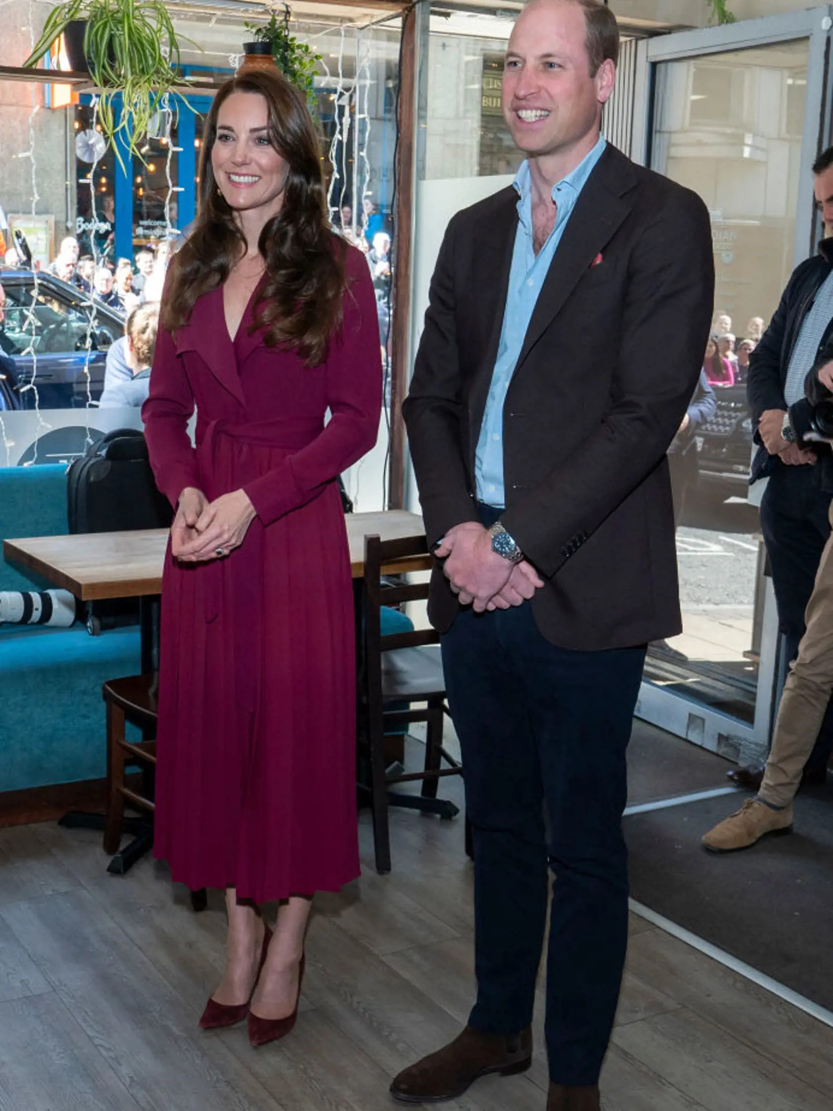Kate Middleton v šatách značky Karen Millen.