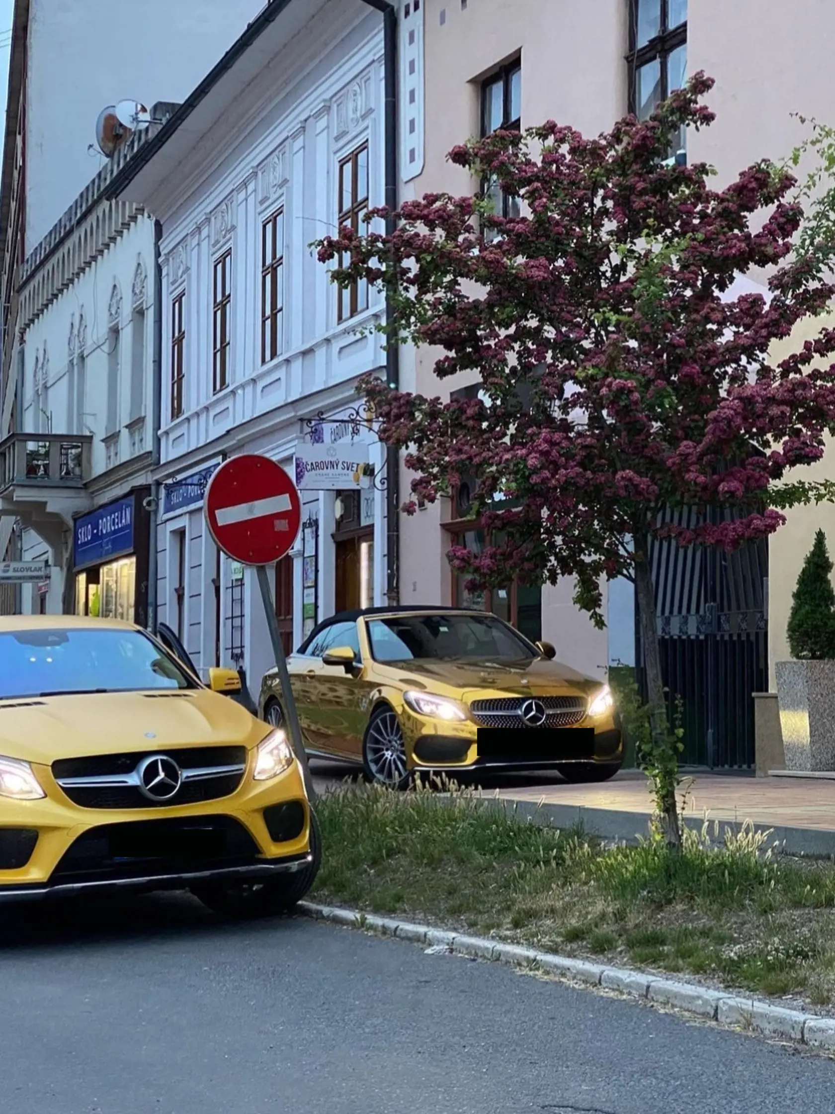 Monika jazdí na žltom Mercedese.