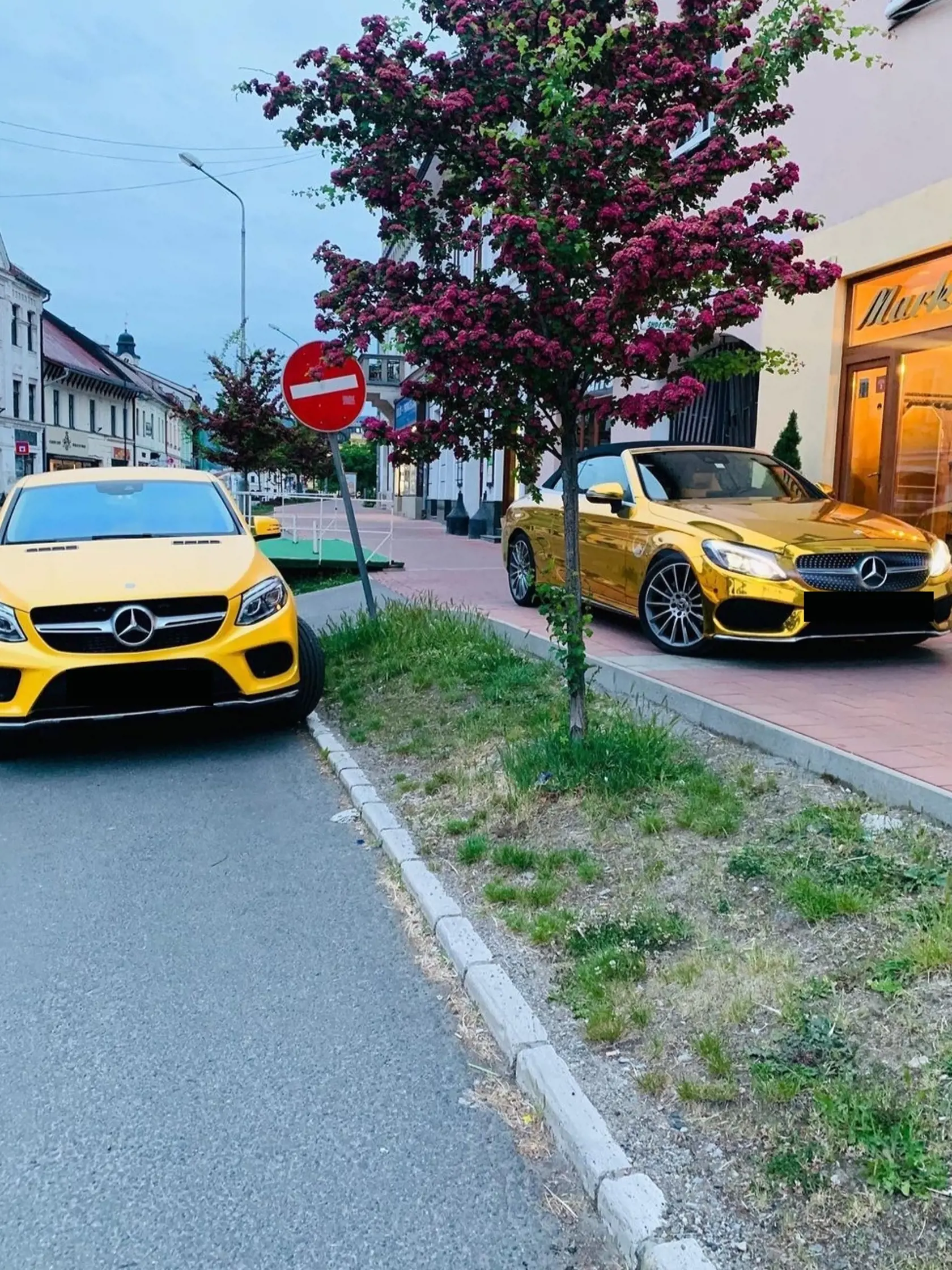 Ak uvidíte zlatý Mercedes v uliciach Banskej Bystrice, patrí Kewinovi.