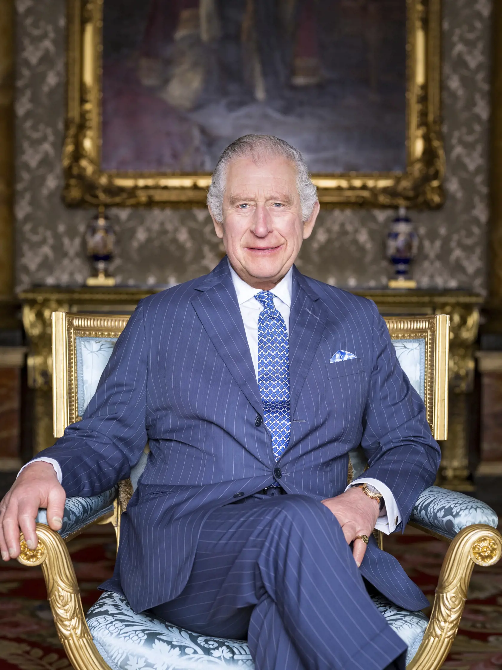 Na snímke britský kráľ Karol III. pózuje pre fotografiu v Modrom salóne Buckinghamského paláca v Londýne.