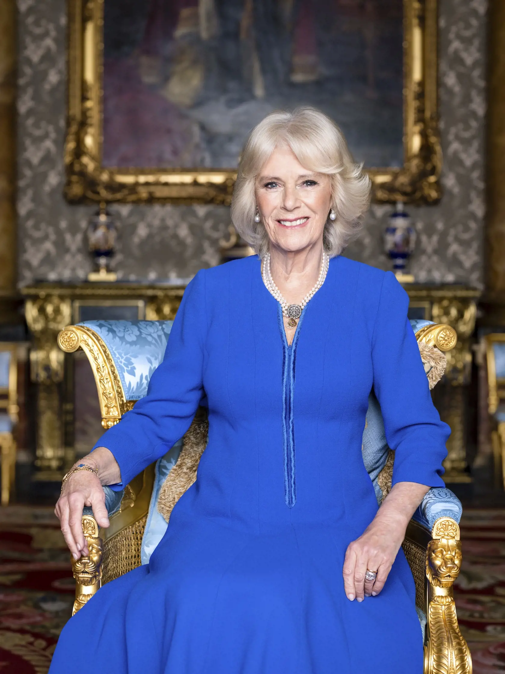 Na snímke britská kráľovná manželka Kamila pózuje pre fotografiu v Modrom salóne Buckinghamského paláca v Londýne.