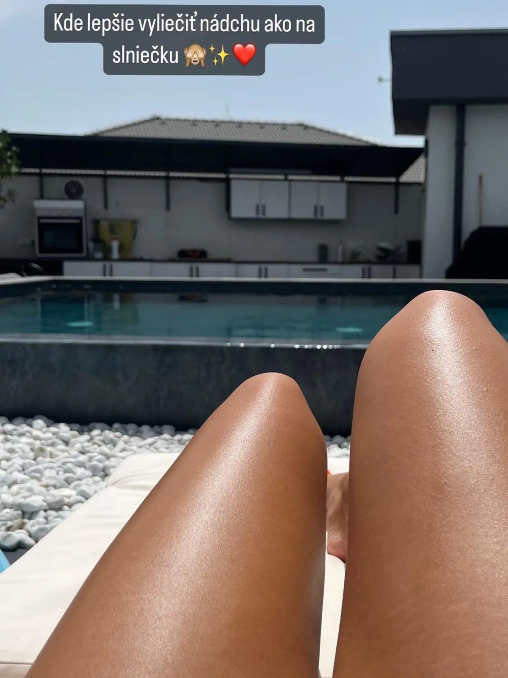 Vanessa Šarköziová oddychuje počas horúcich dní pri bazéne.