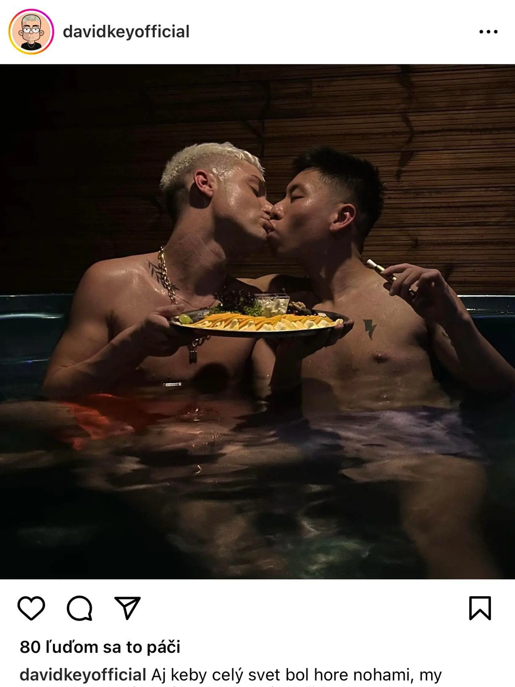 David Key a Minh zverejnili záber z vírivky, no keď sa pod fotkou začali kopiť nenávistné komentáre, spevák ju vymazal.