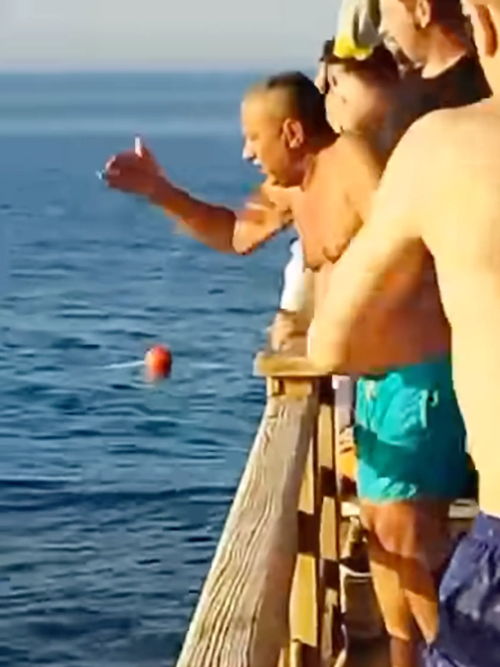 Desivú udalosť si natočili na video, nikto však žene nepomohol.