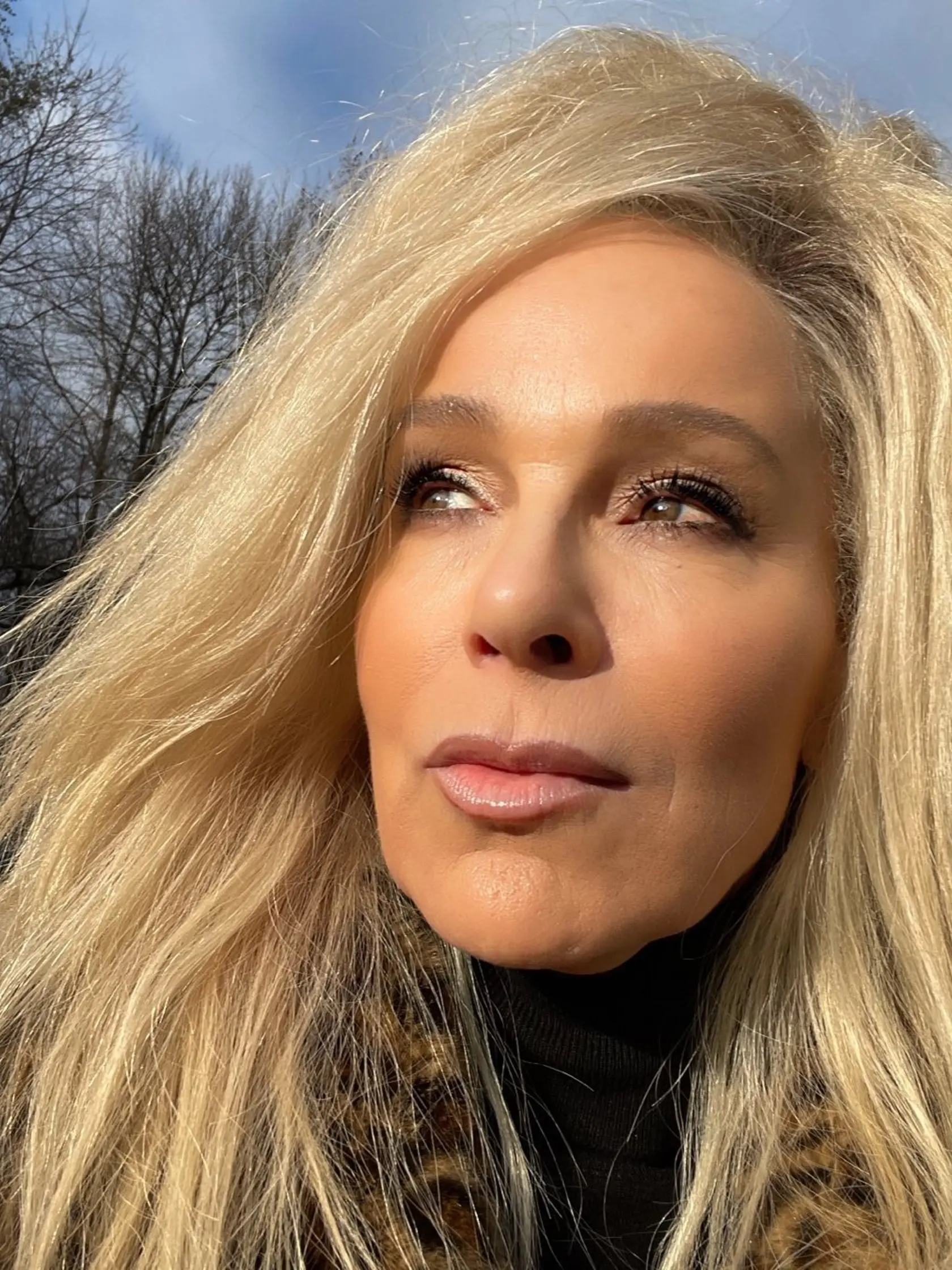 Jennifer sa zmenila na dlhovlasú blondínu.