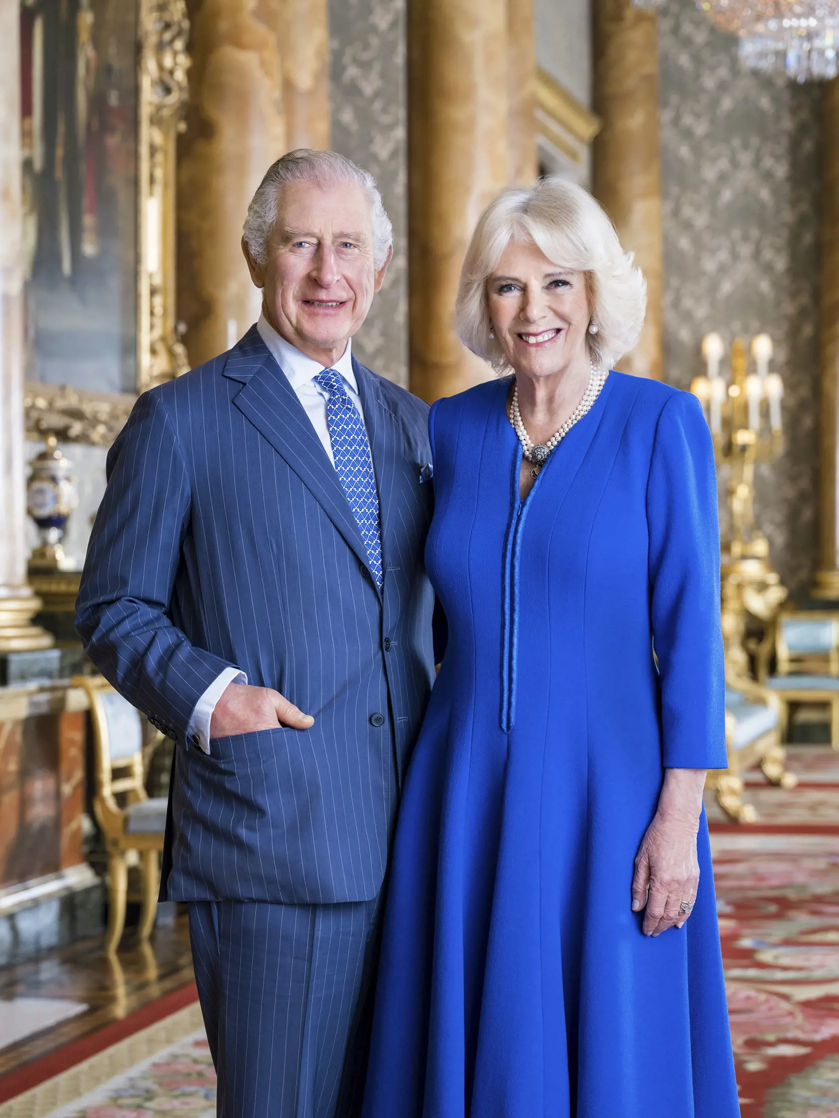 WA 26 Londýn Na snímke, ktorú vydal Buckinghamský palác v utorok 4. apríla 2023, britský kráľ Karol III. a kráľovná manželka Kamila pózujú v Modrom salóne Buckinghamského paláca v Londýne. Na pozvánkach na blížiacu sa korunováciu britského kráľa Karola III. bol po prvý raz oficiálne použitý titul "kráľovná Kamila". Kamila bola od vlaňajšieho úmrtia kráľovnej Alžbety II. označovaná ako kráľovná manželka. Na pozvánkach pre viac ako 2000 hostí je už uvedená ako kráľovná Kamila spoločne s kráľom Kar