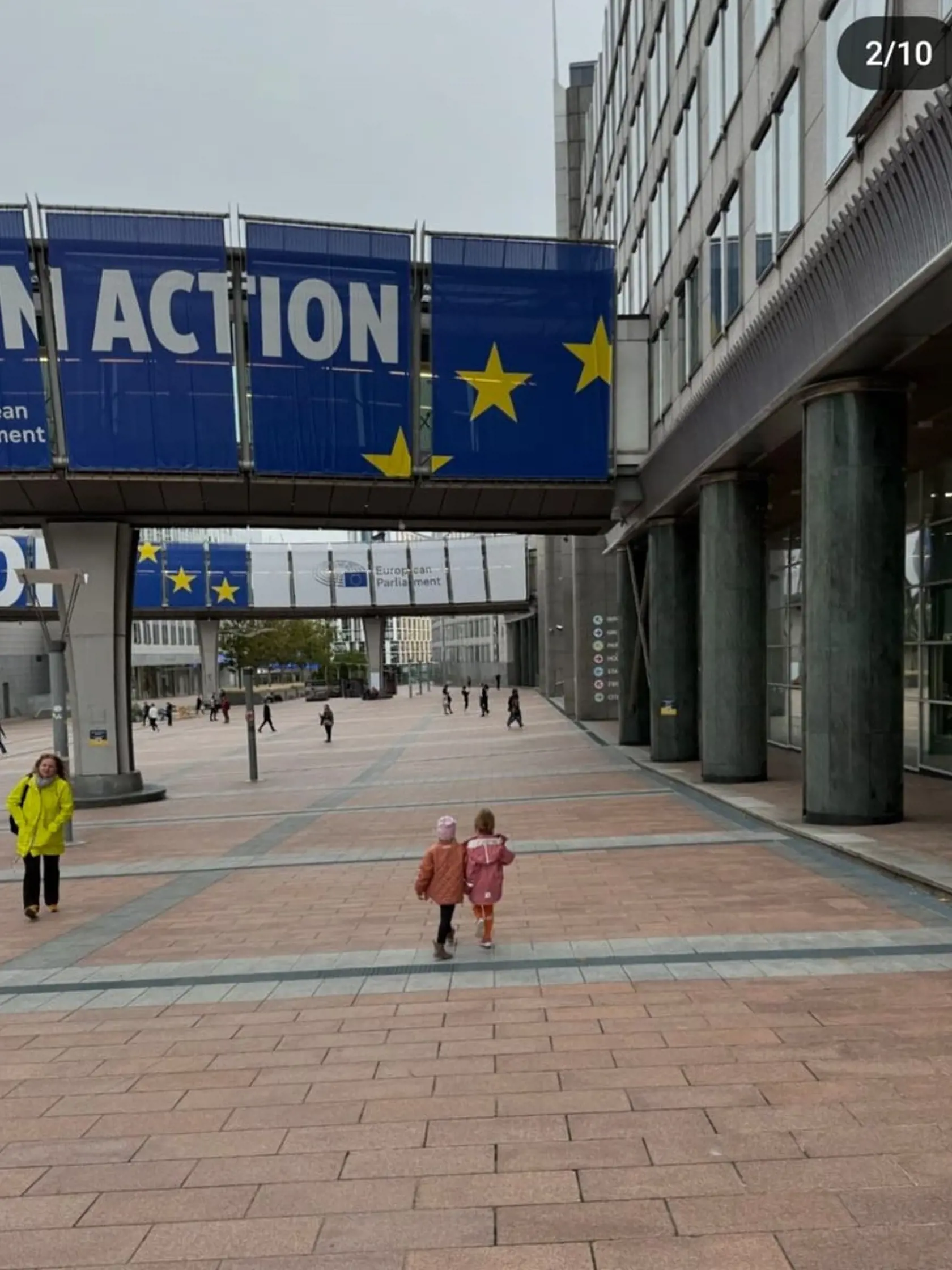 Matej Sajfa Cifra zbalil svoje deti a prišli za jeho manželkou Veronikou Cifrovou Ostrihoňovou do Bruselu, kde pracuje ako europoslankyňa. Ide o predzvesť veľkého sťahovania?