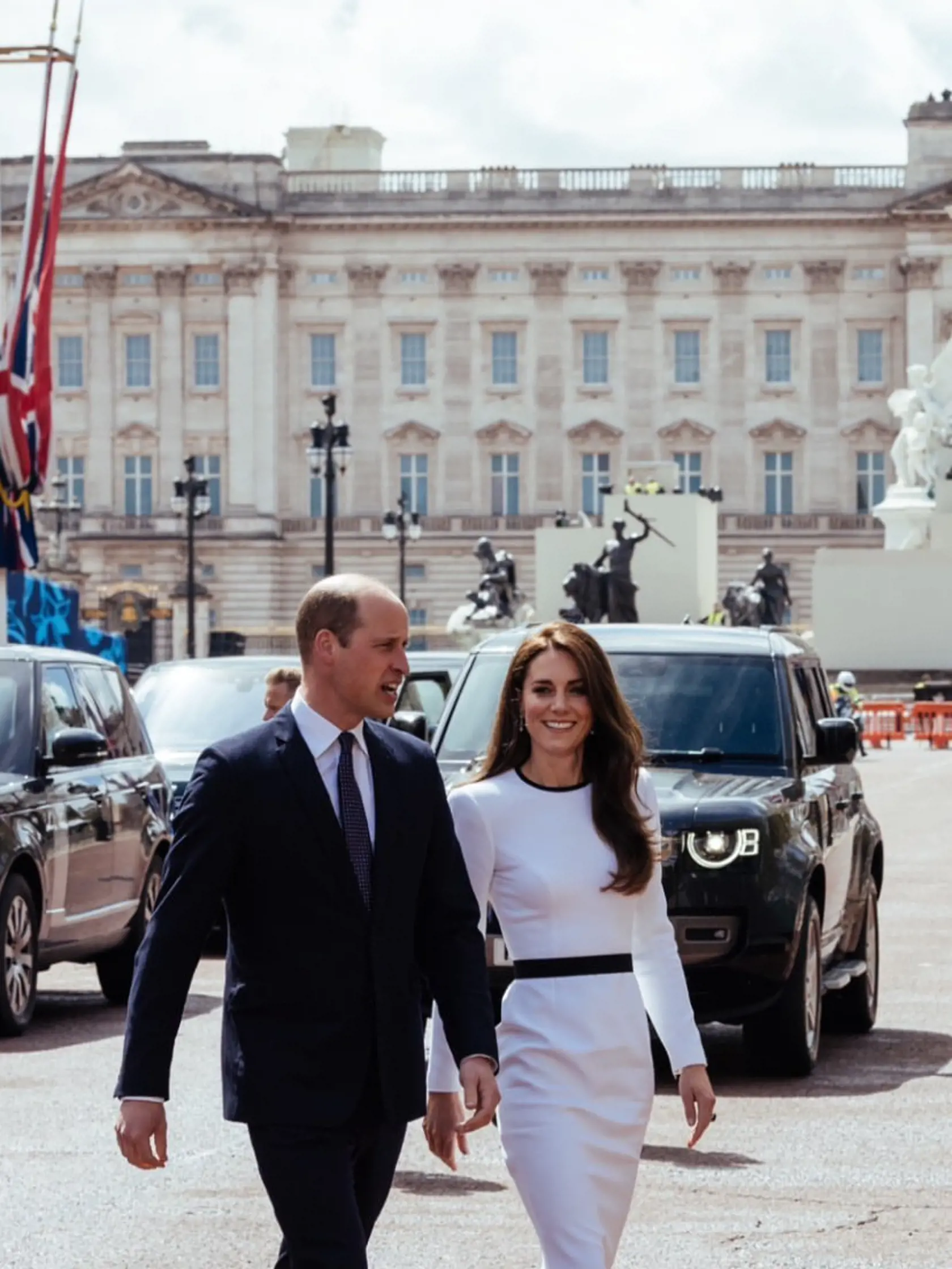 Princa William a princezná Kate pred príchodom na slávnostnú recepciu v Buckinghamskom paláci, organizovanú pri príležitosti korunovácie.