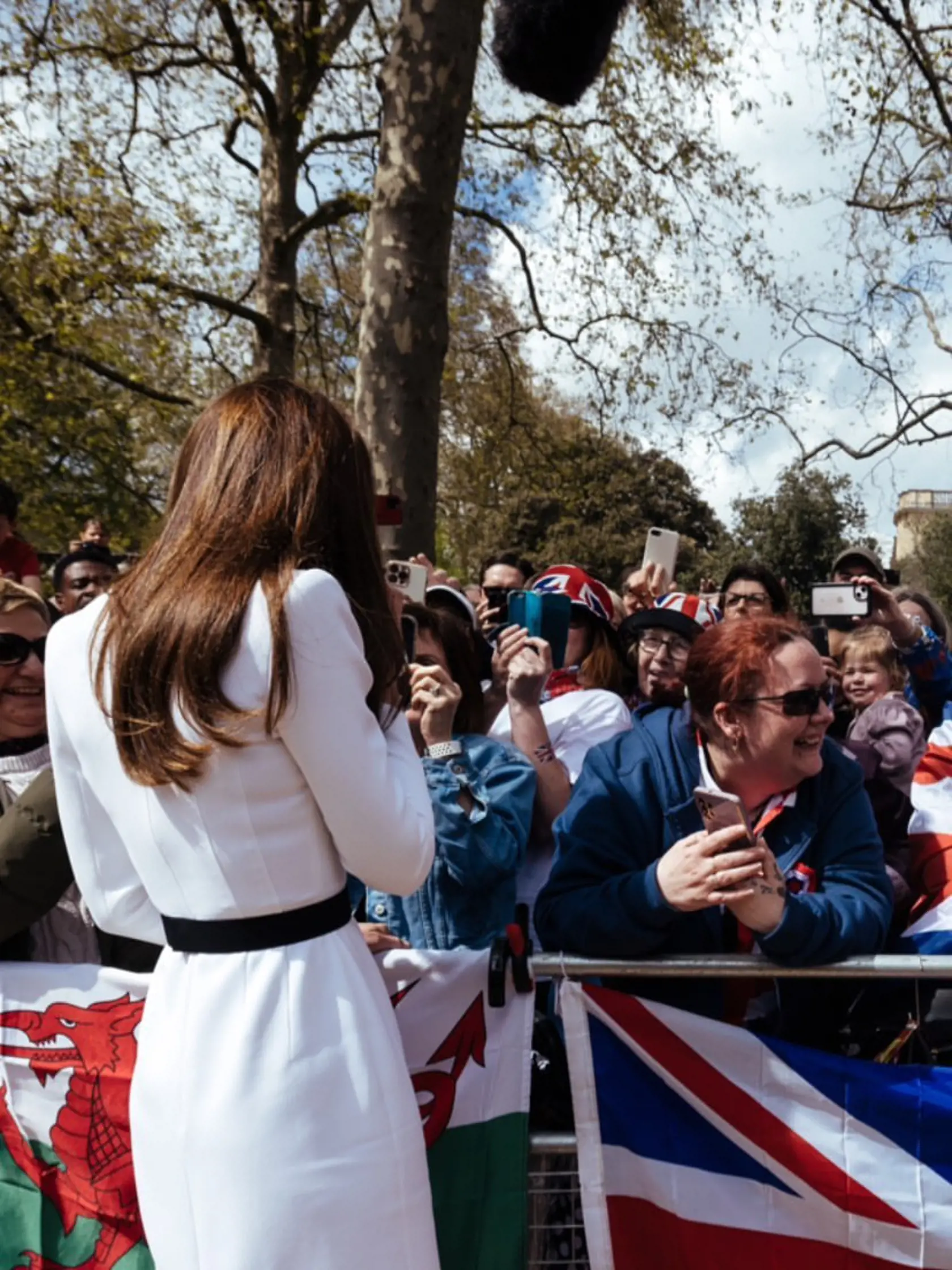 Princezná Catherine sa zvítala s ľuďmi pred príchodom na slávnostnú recepciu.