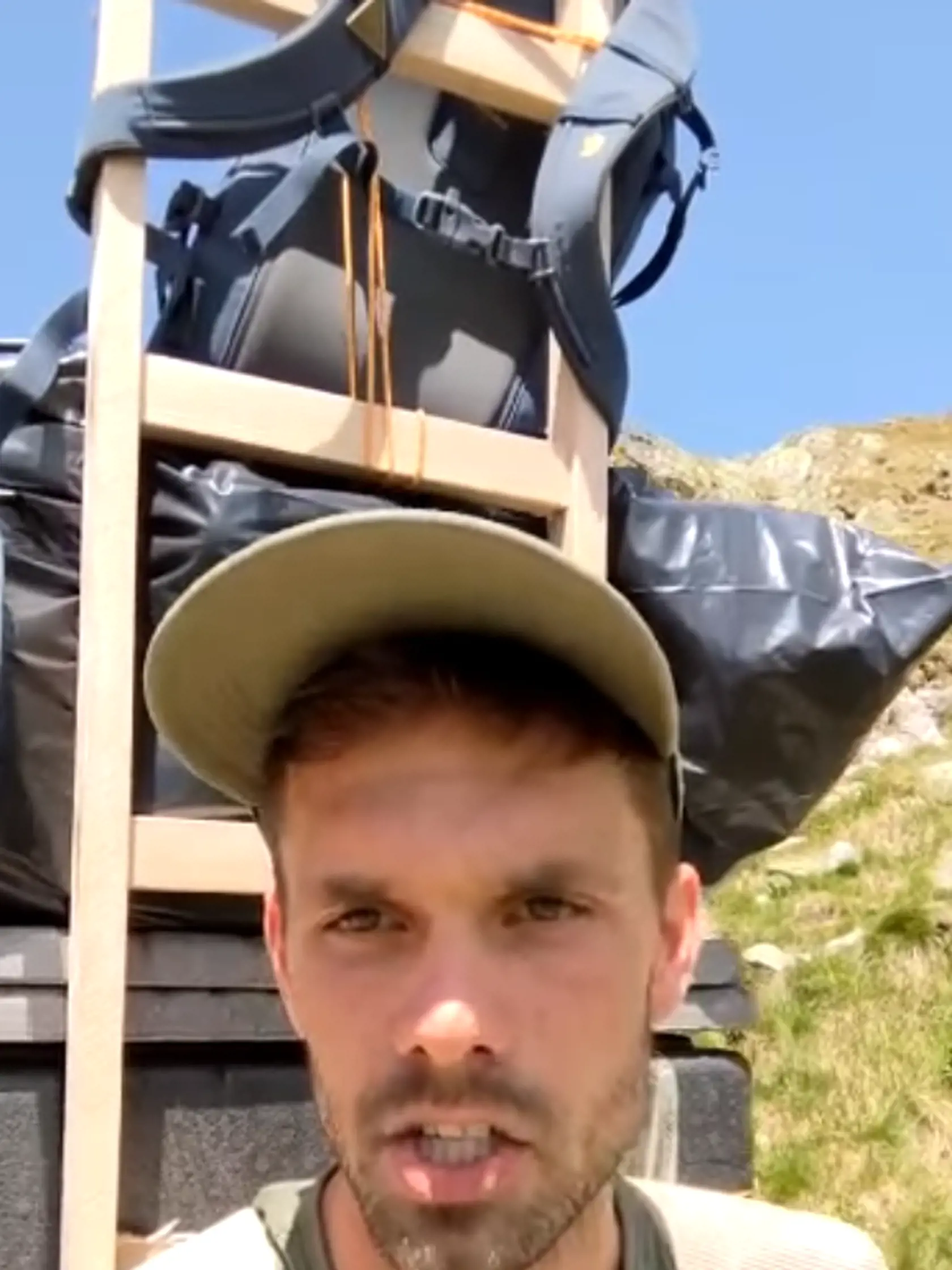 Mladý horský nosič pozýva záujemcov o vynášanie, aby sa pridali.