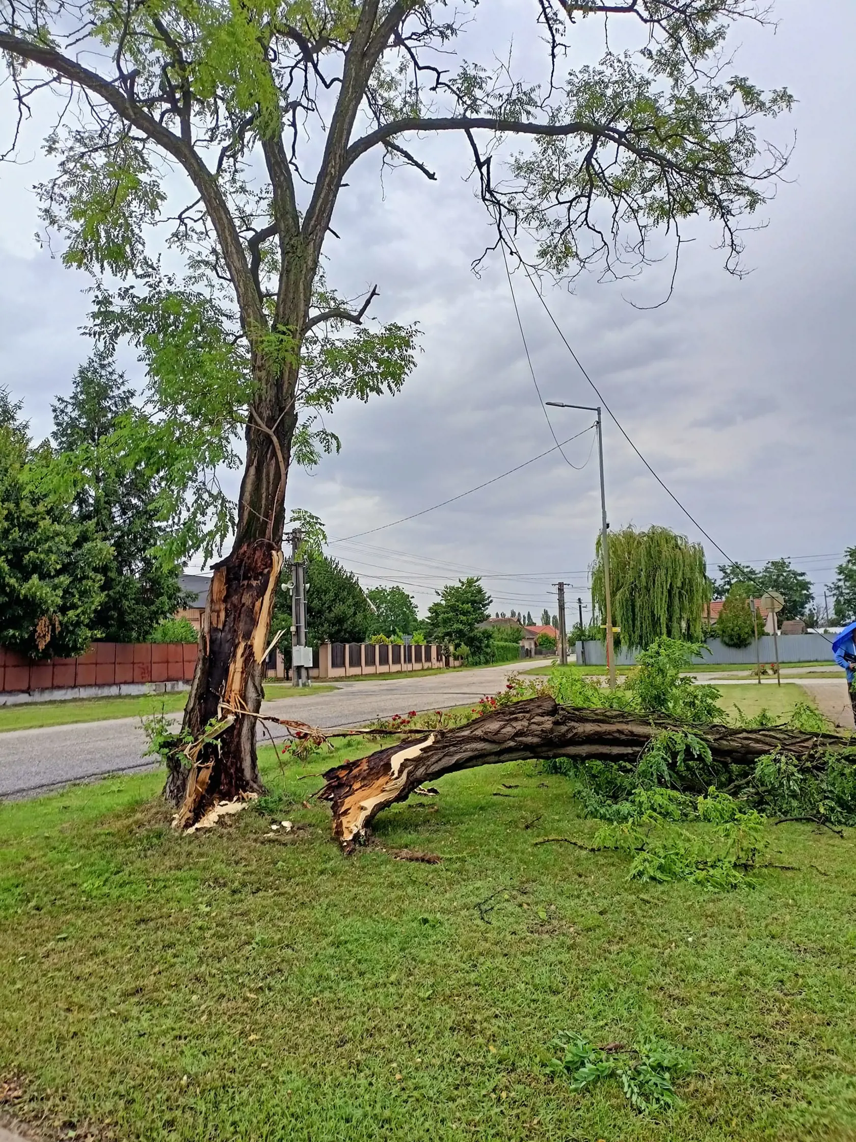 Imeľčanom ostali len oči pre plač: Nočná supercela tu napáchala obrovské škody.