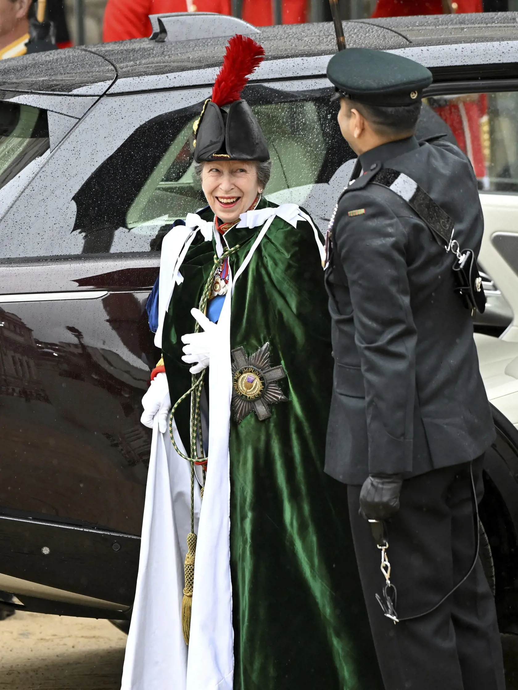 Princezná Anna prichádza do Westminsterského opátstva na korunováciu svojho brata.