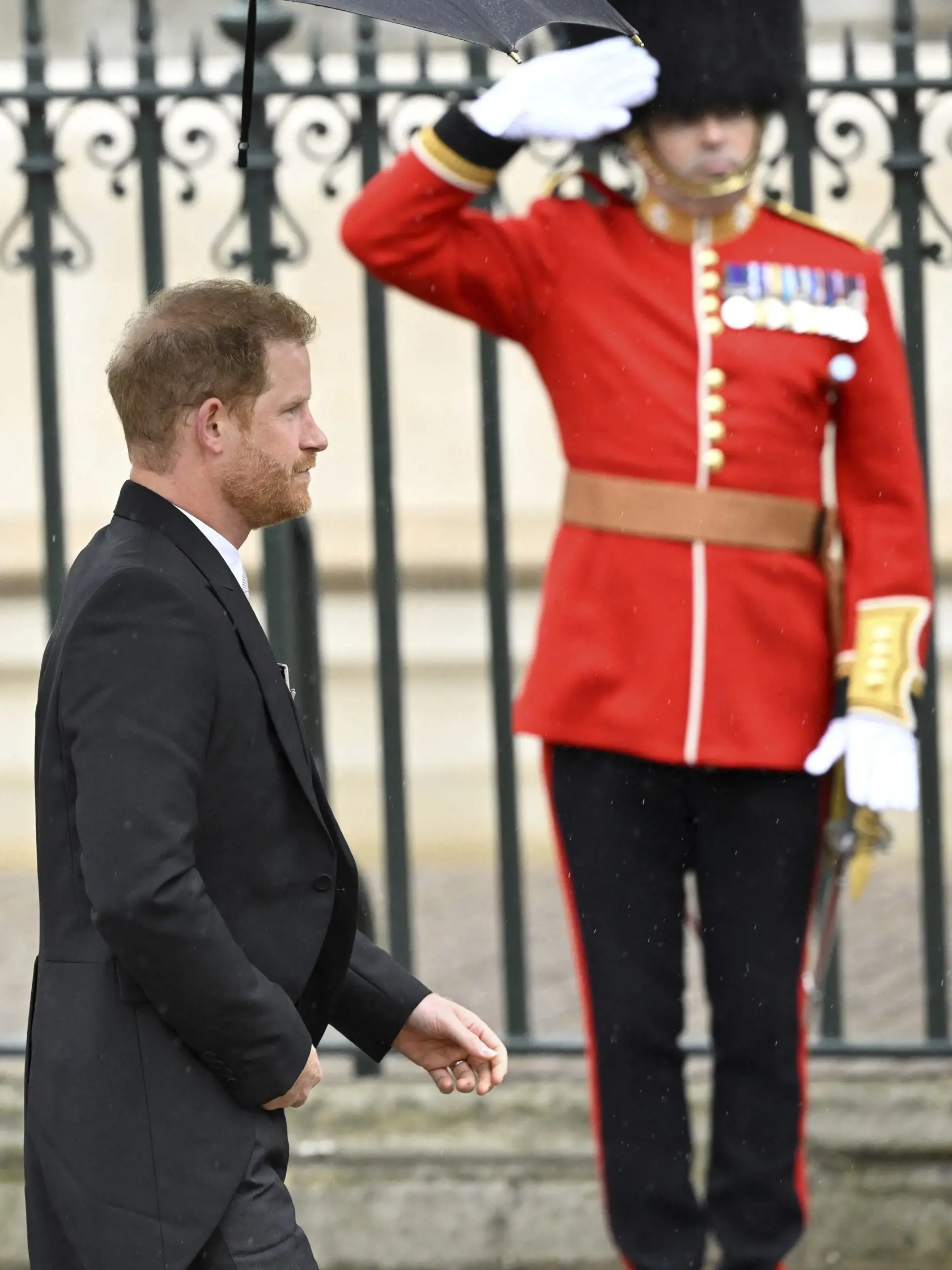 Princ Harry prichádza do Westminsterského opátstva na korunováciu svojho otca.