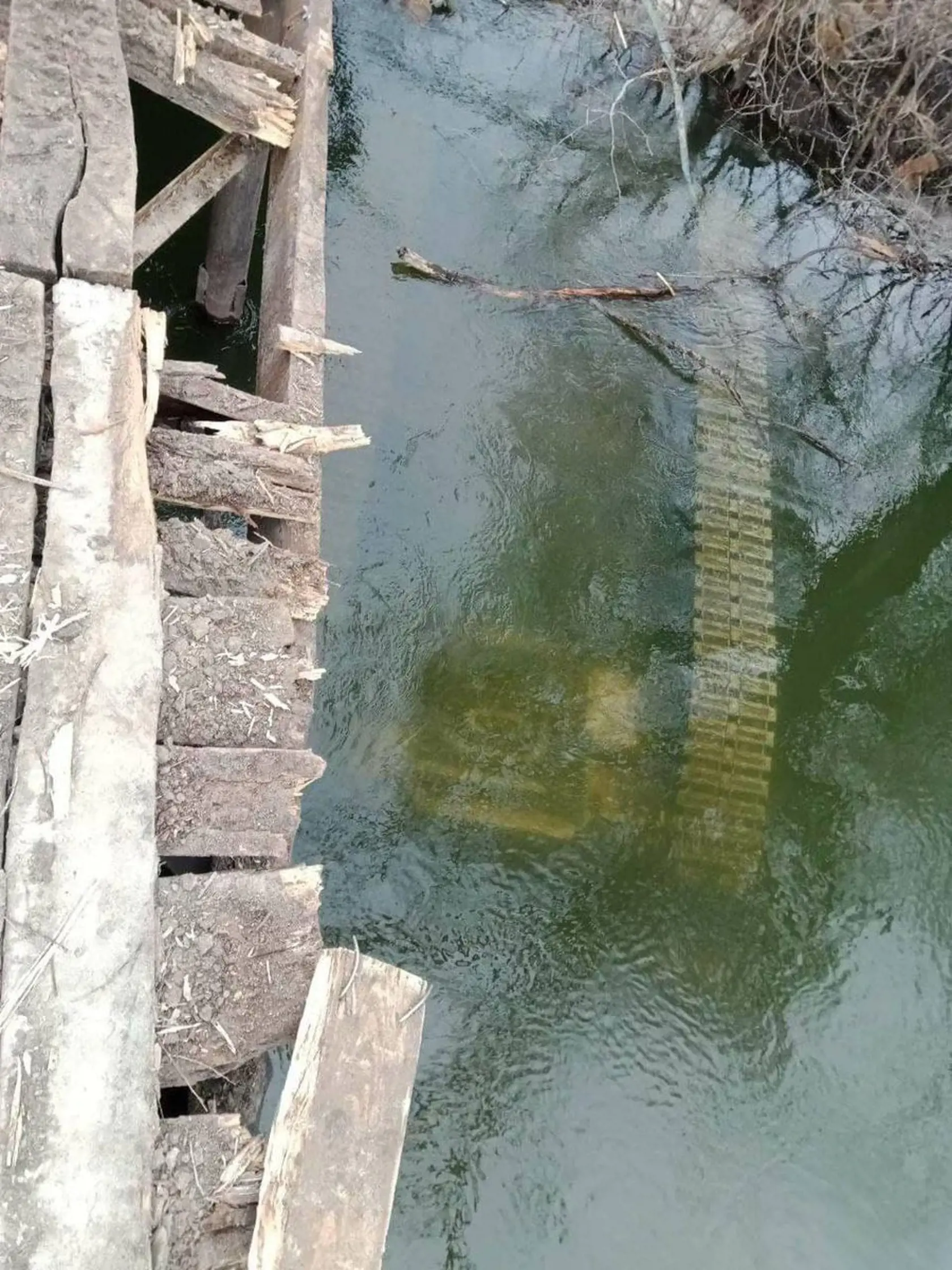 Ruský tank na dne potoka